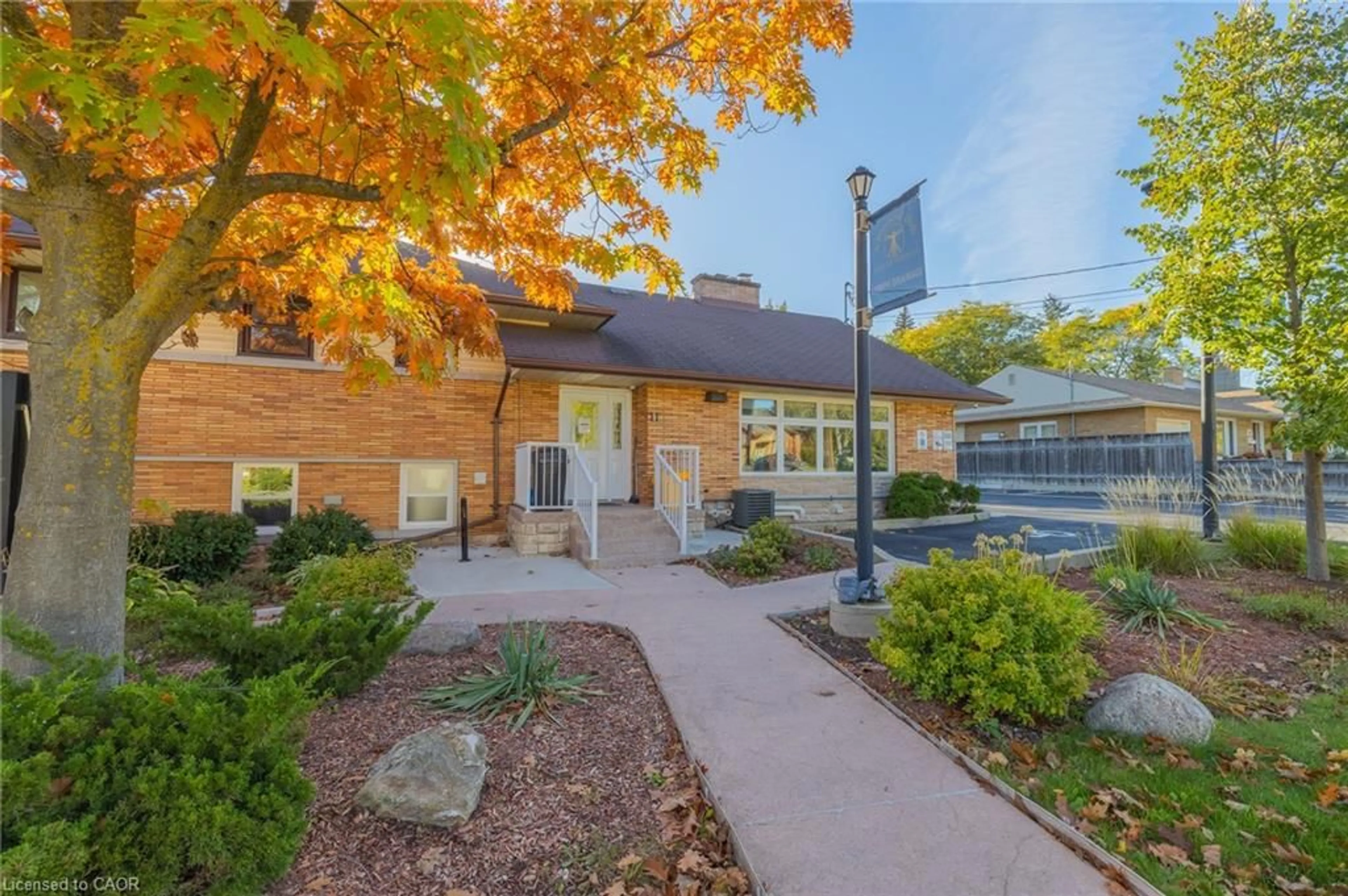 Indoor foyer for 11 Belmont Ave, Kitchener Ontario N2M 1L2