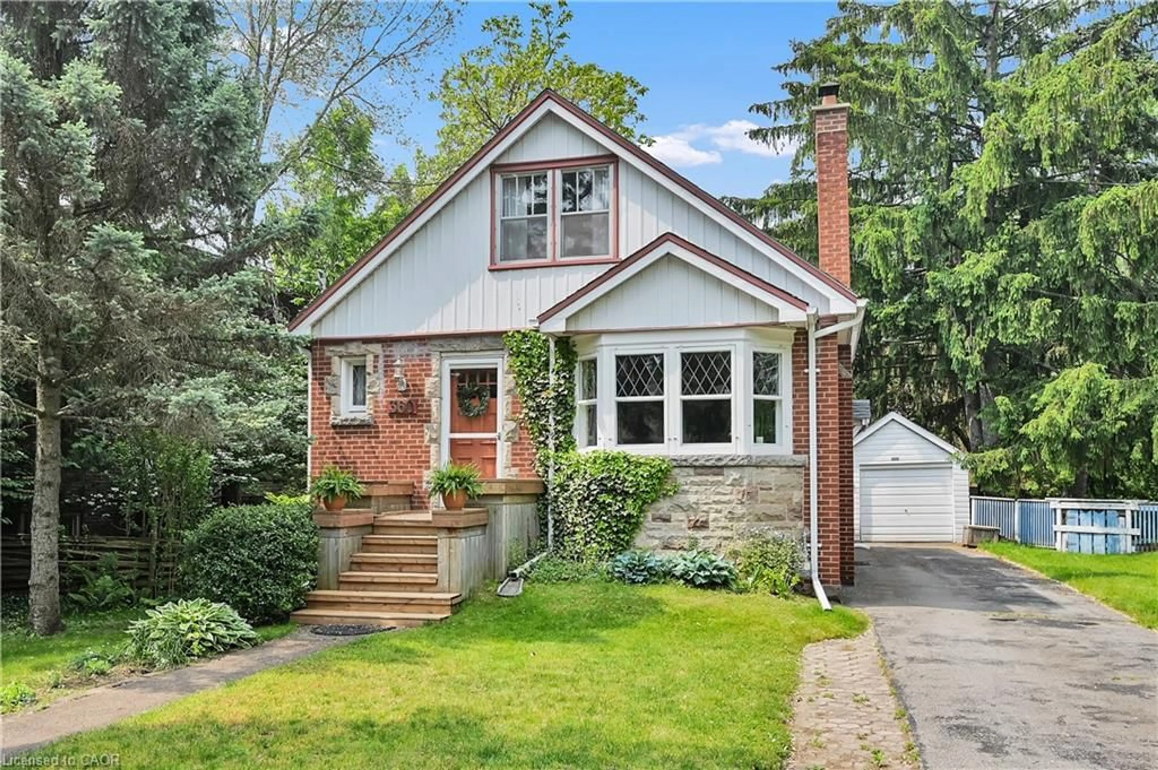 Home with brick exterior material, street for 360 Guelph Line, Burlington Ontario L7R 3L4