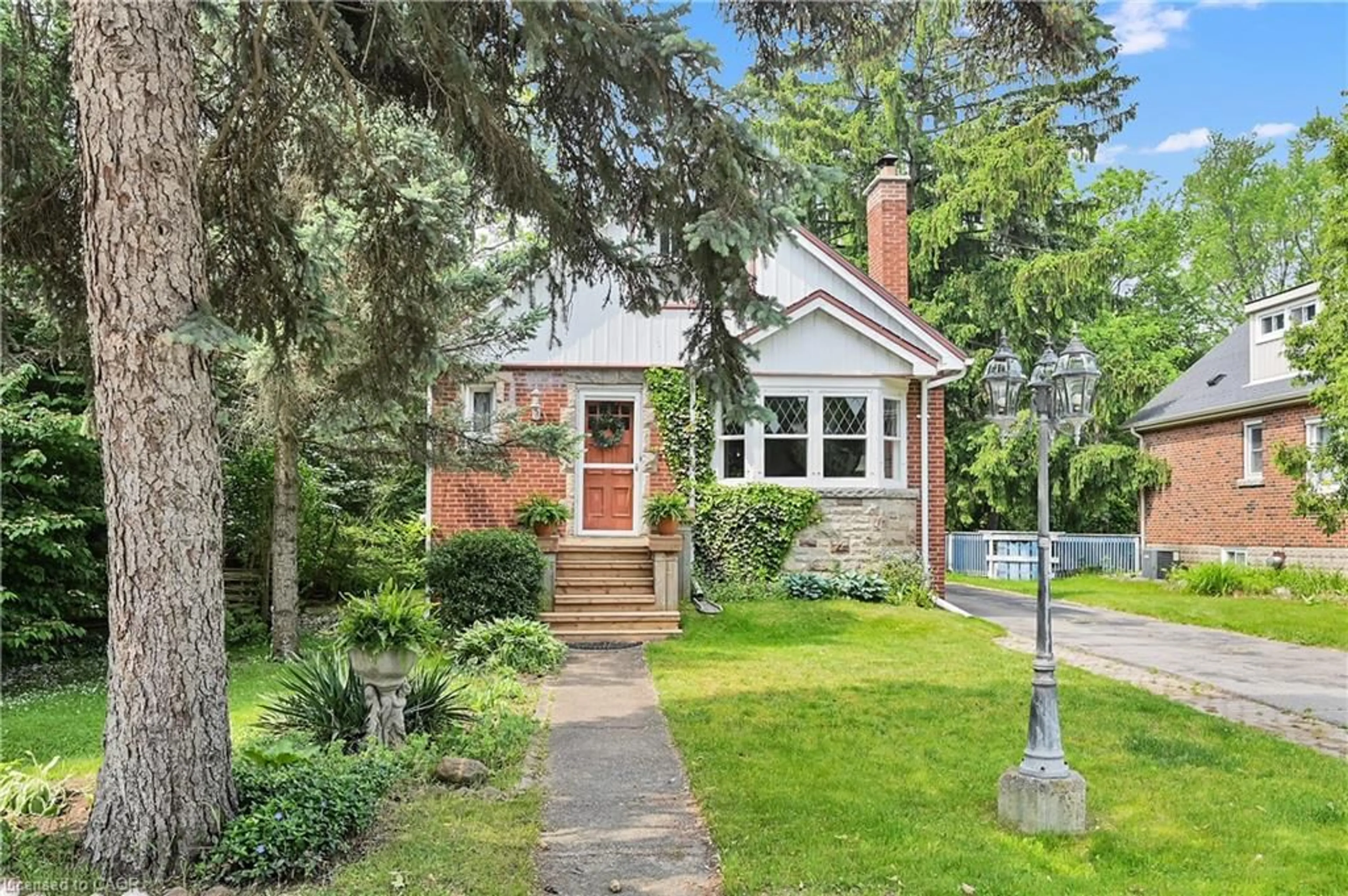 Home with brick exterior material, street for 360 Guelph Line, Burlington Ontario L7R 3L4