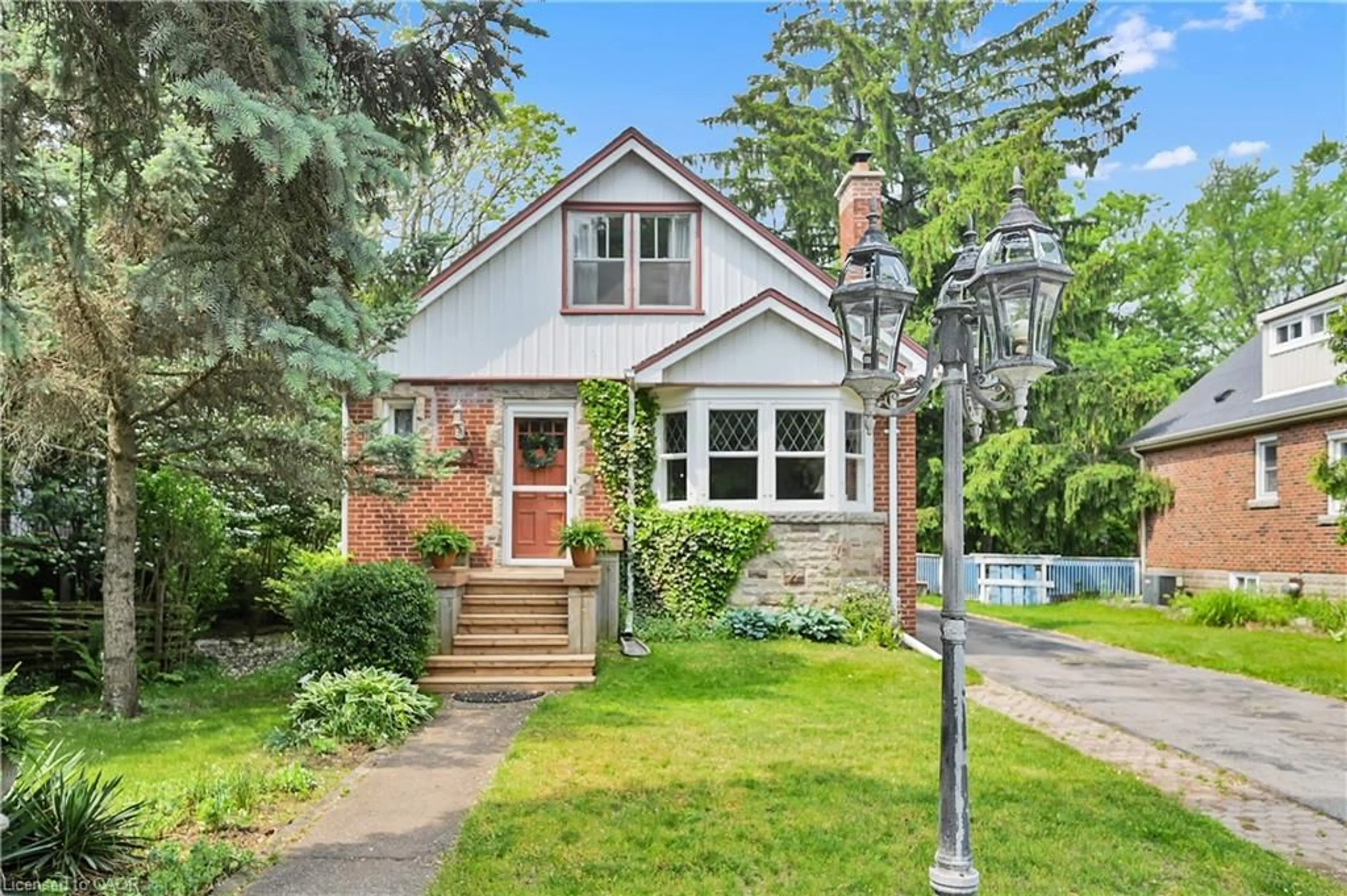Home with brick exterior material, street for 360 Guelph Line, Burlington Ontario L7R 3L4