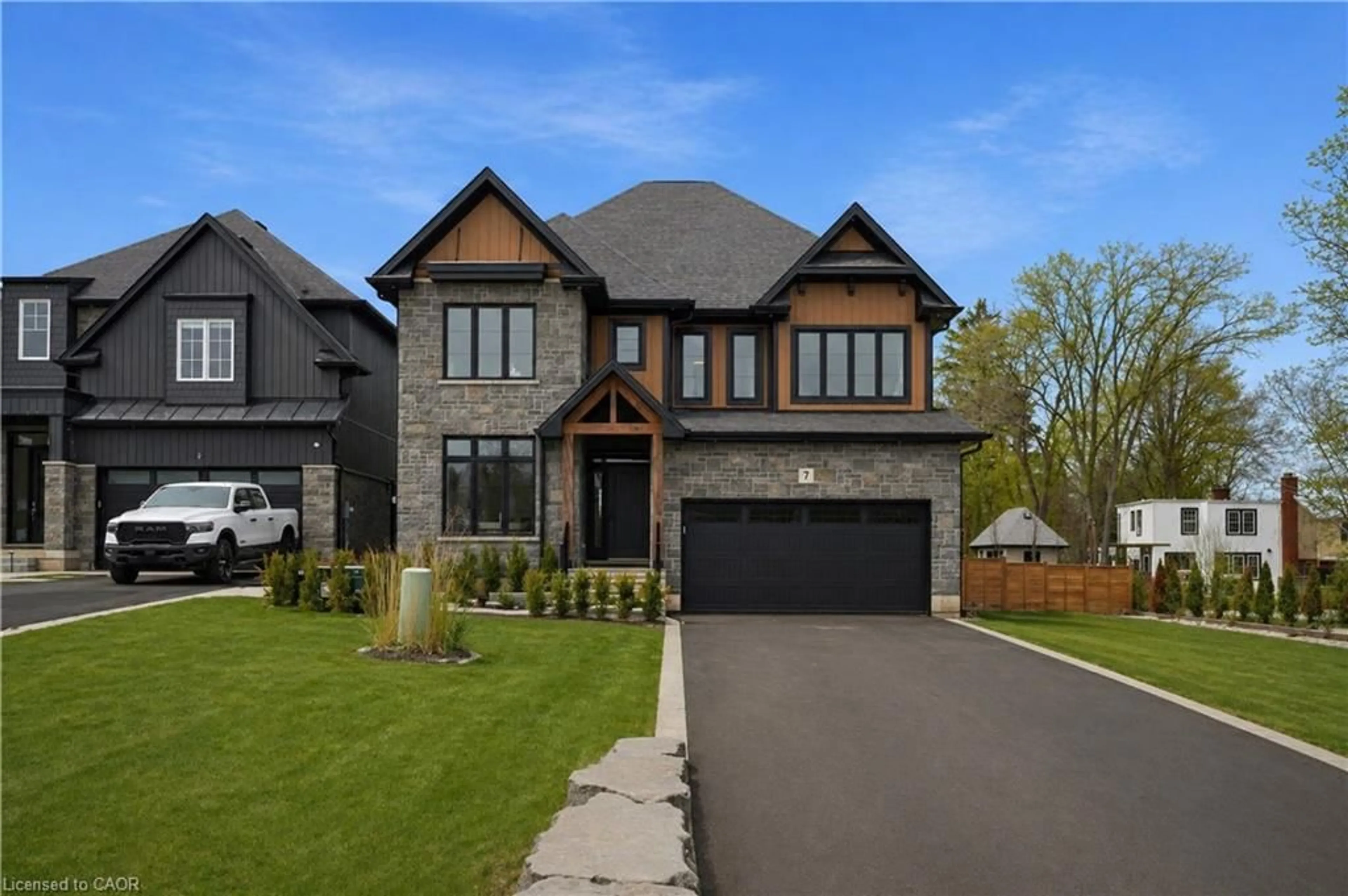 Home with brick exterior material, street for 7 Bartlett Ave, Grimsby Ontario L3M 5N7