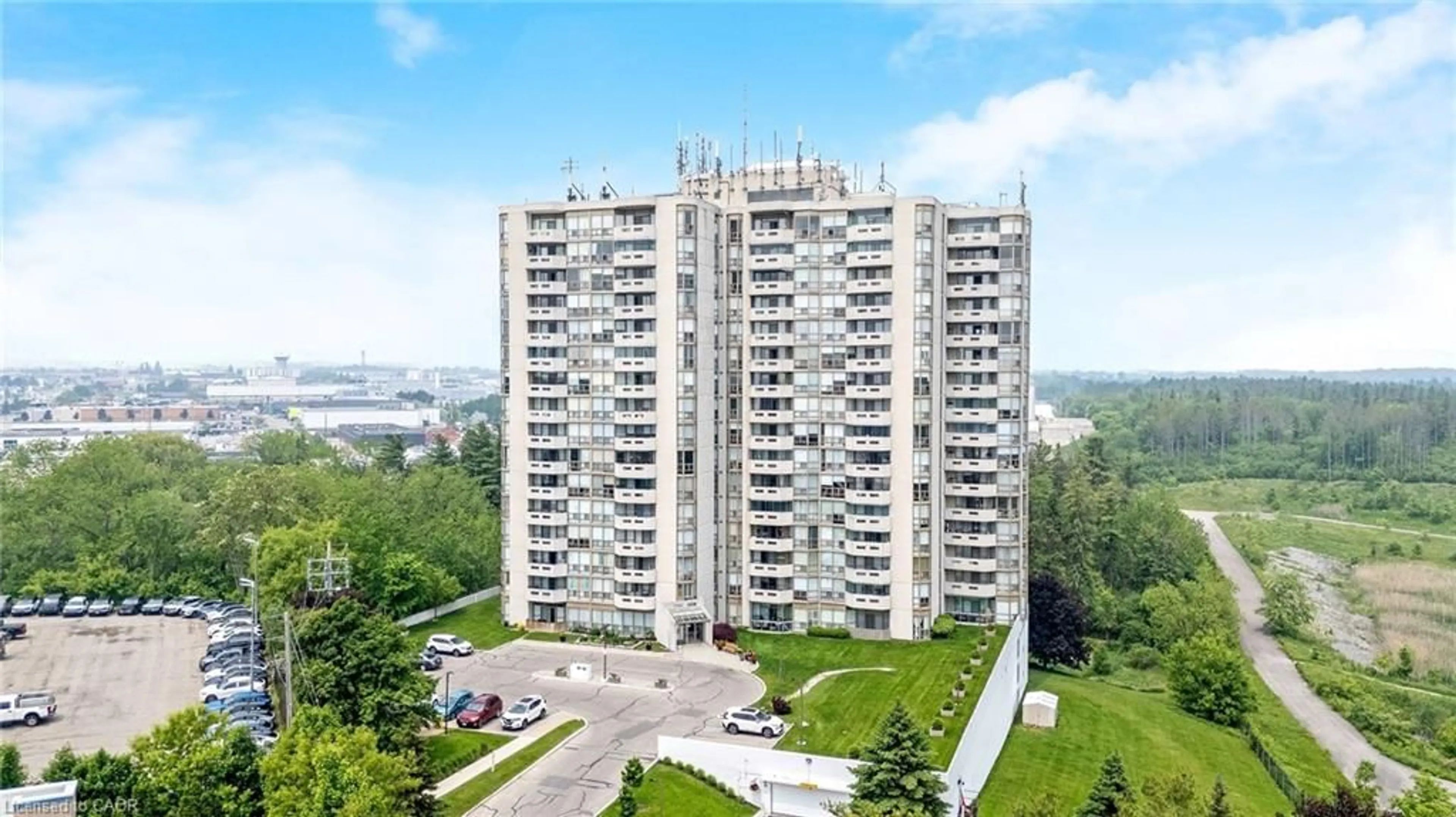 A pic from outside/outdoor area/front of a property/back of a property/a pic from drone, building for 20 Mcfarlane Dr #808, Georgetown Ontario L7G 5J8