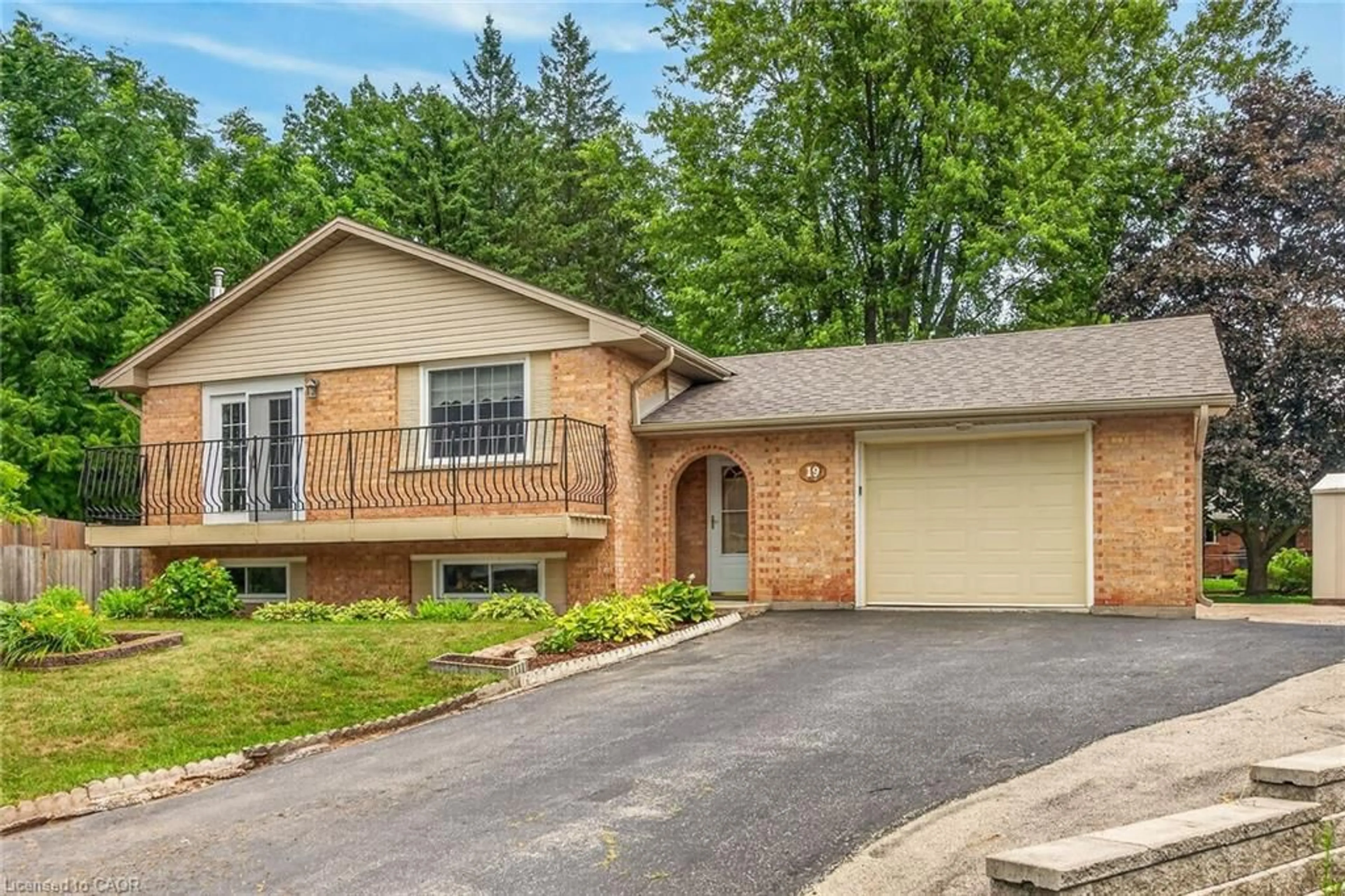 Home with vinyl exterior material, street for 19 Burns Pl, Caledonia Ontario N3W 1G1