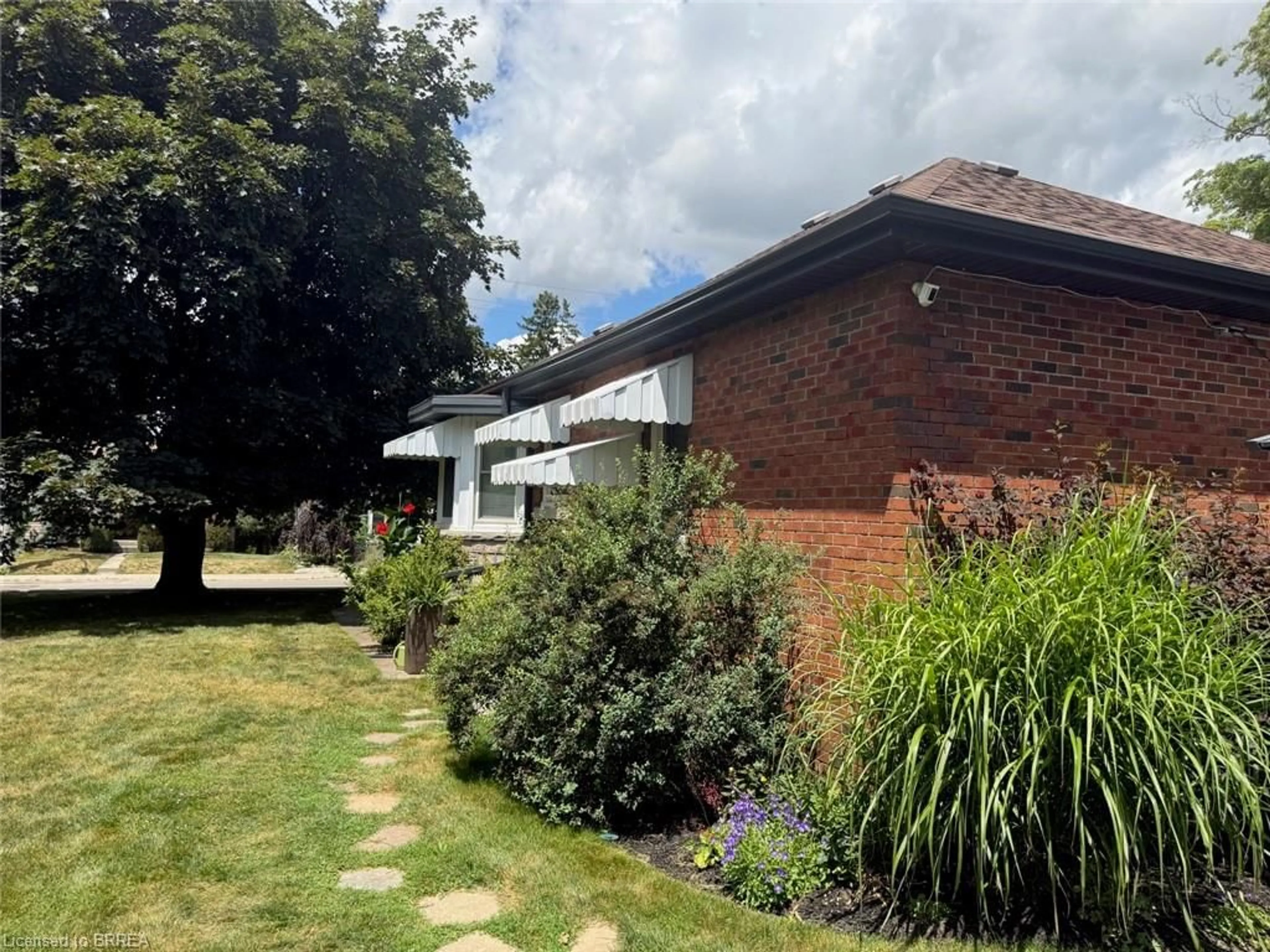 A pic from outside/outdoor area/front of a property/back of a property/a pic from drone, street for 157 Stanley St, Ayr Ontario N0B 1E0