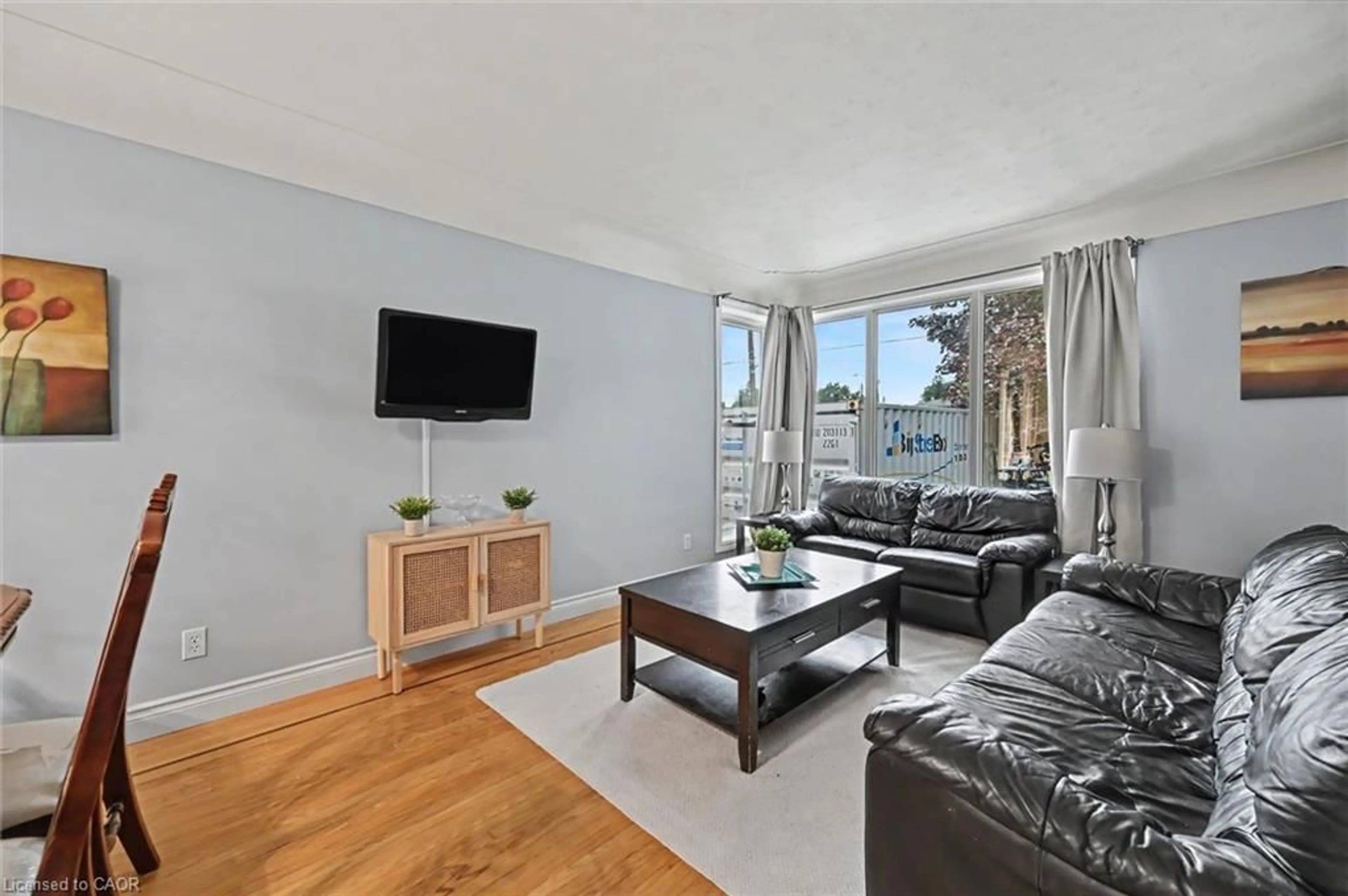 Living room with furniture, unknown for 56 Everton Pl, Hamilton Ontario L8T 1G7
