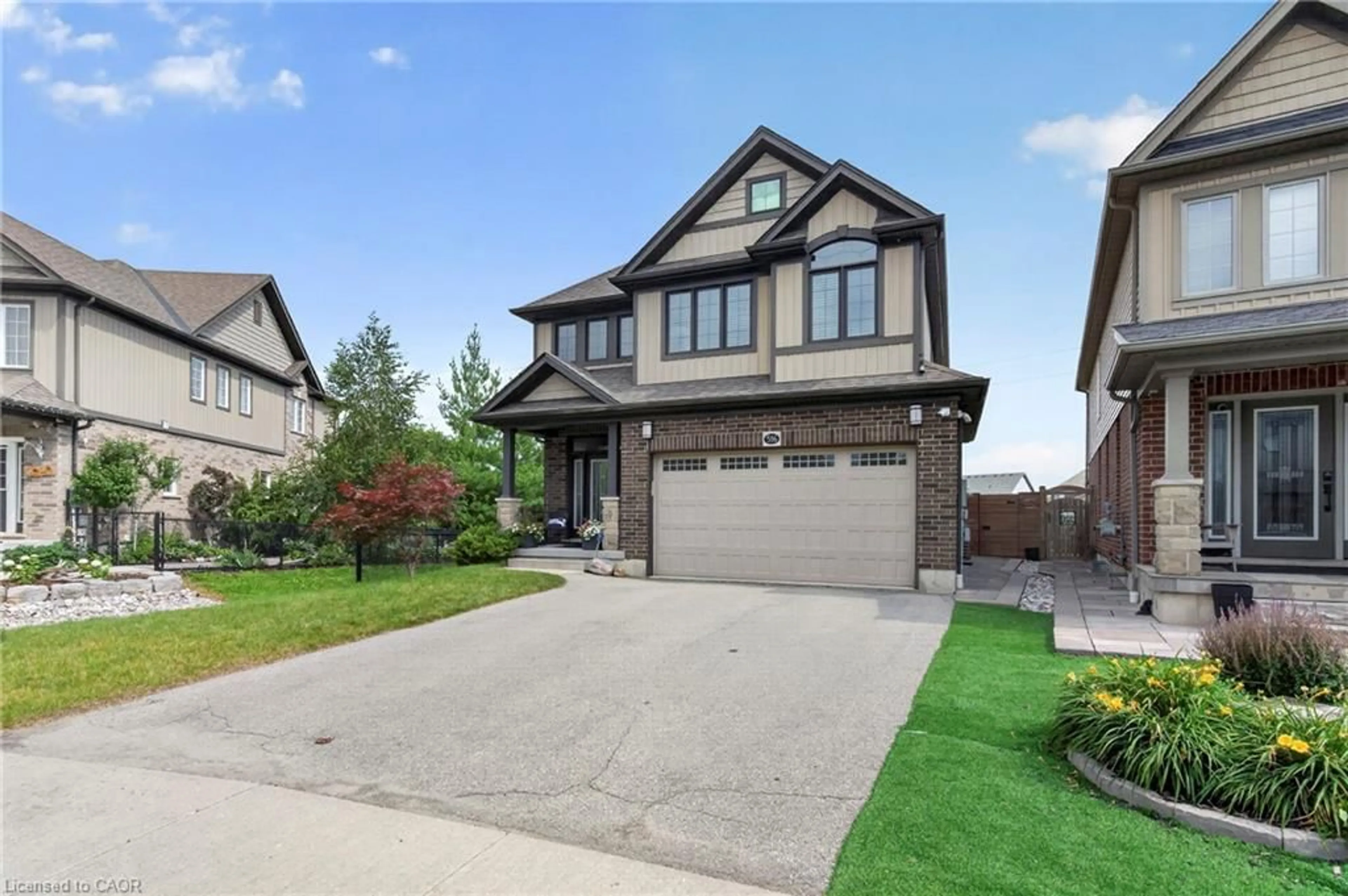 Home with vinyl exterior material, street for 516 Netherwood Cres, Kitchener Ontario N2P 0B6