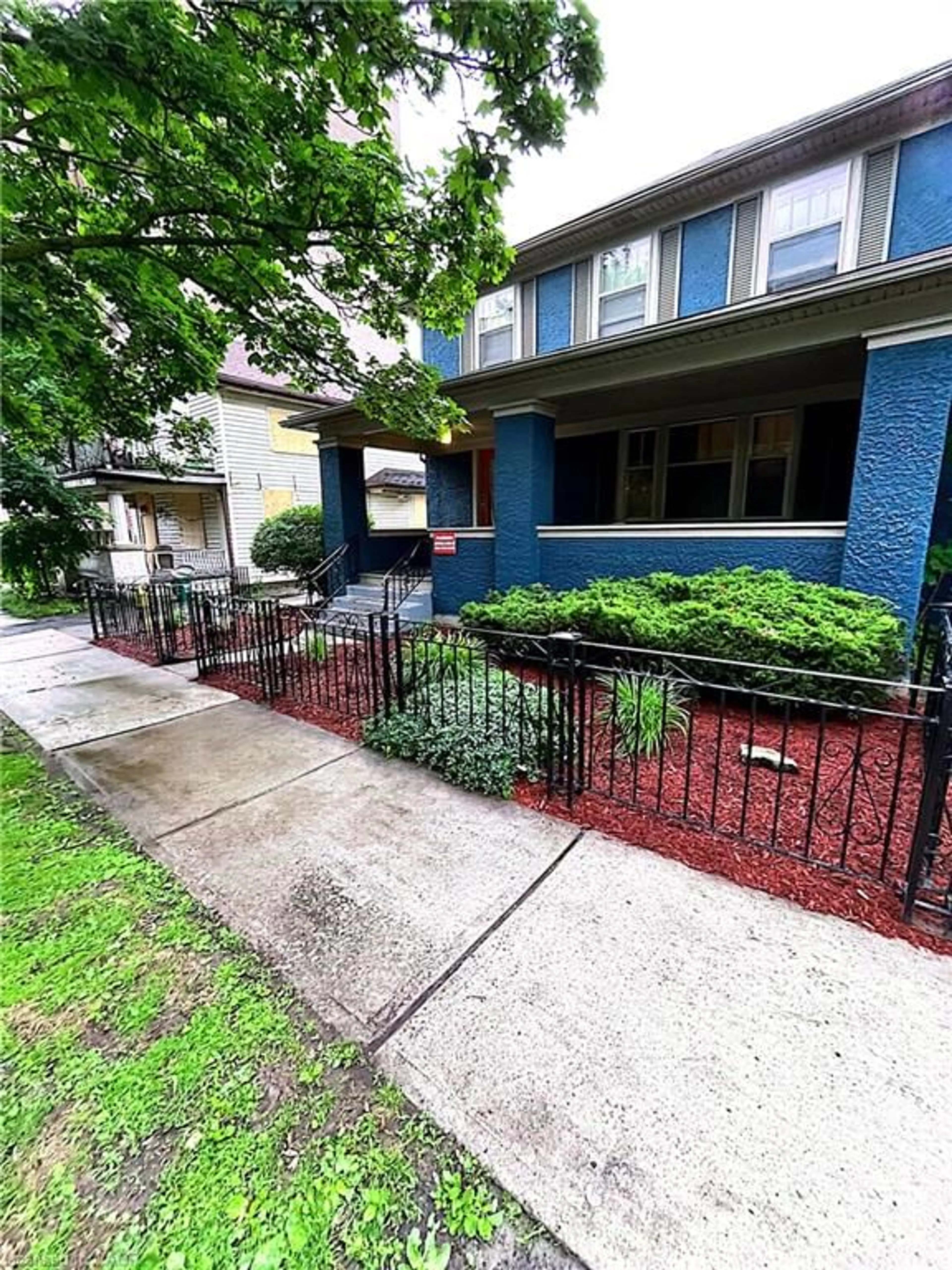 Unknown for 8 Centre St, St. Catharines Ontario L2R 3A7