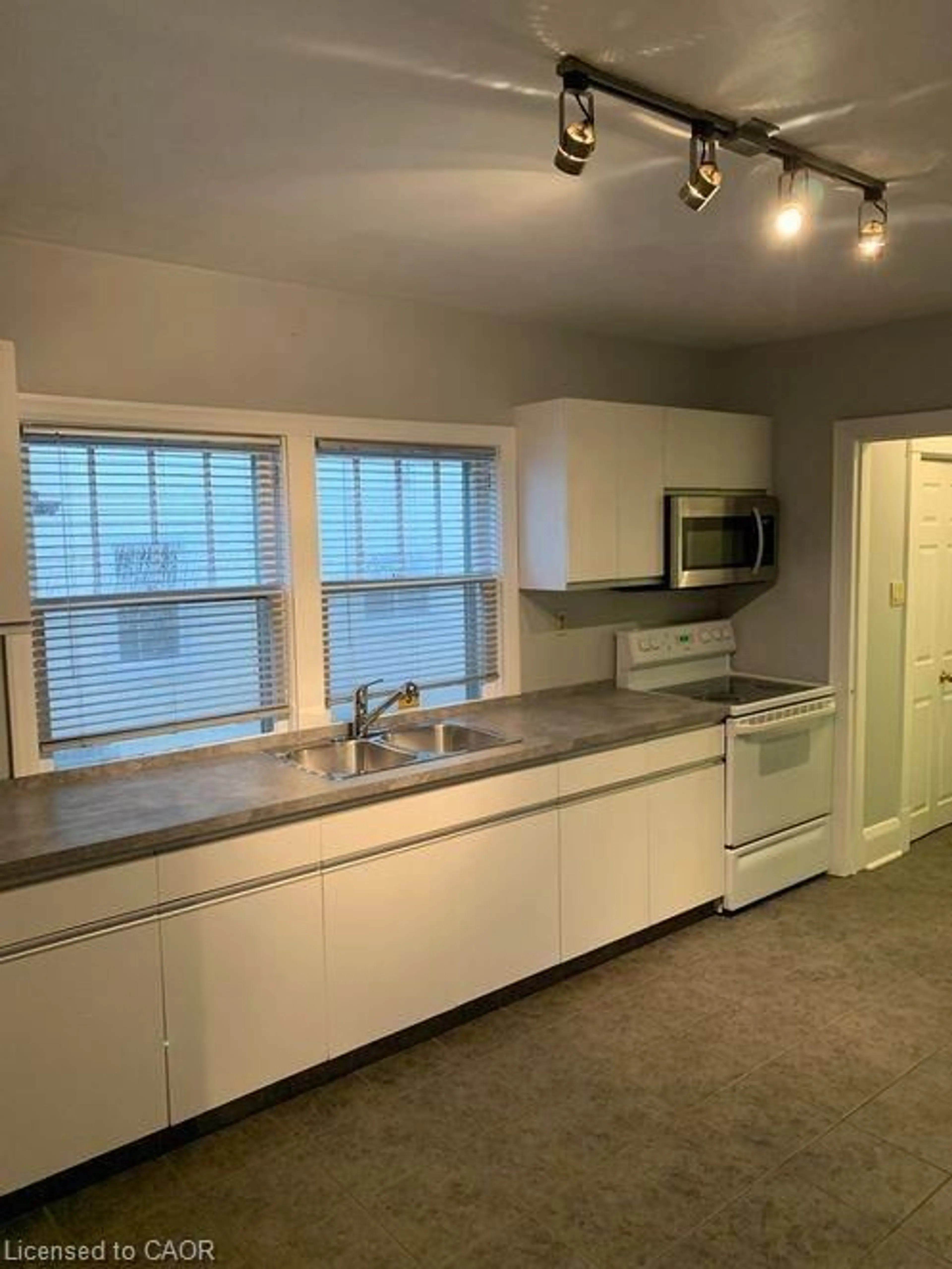 Standard kitchen, unknown for 8 Centre St, St. Catharines Ontario L2R 3A7