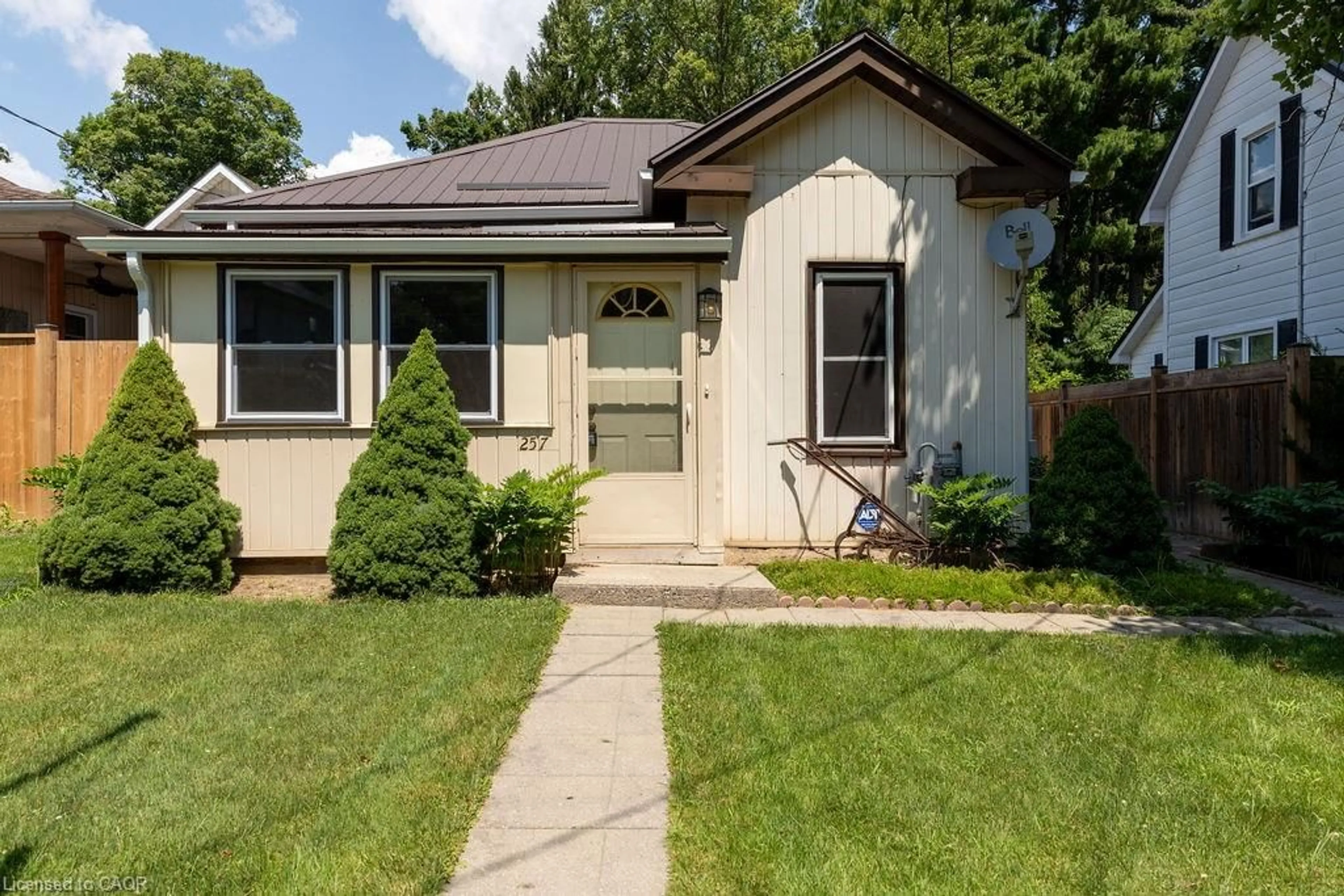 Home with vinyl exterior material, street for 257 Union St, Simcoe Ontario N3Y 2B4