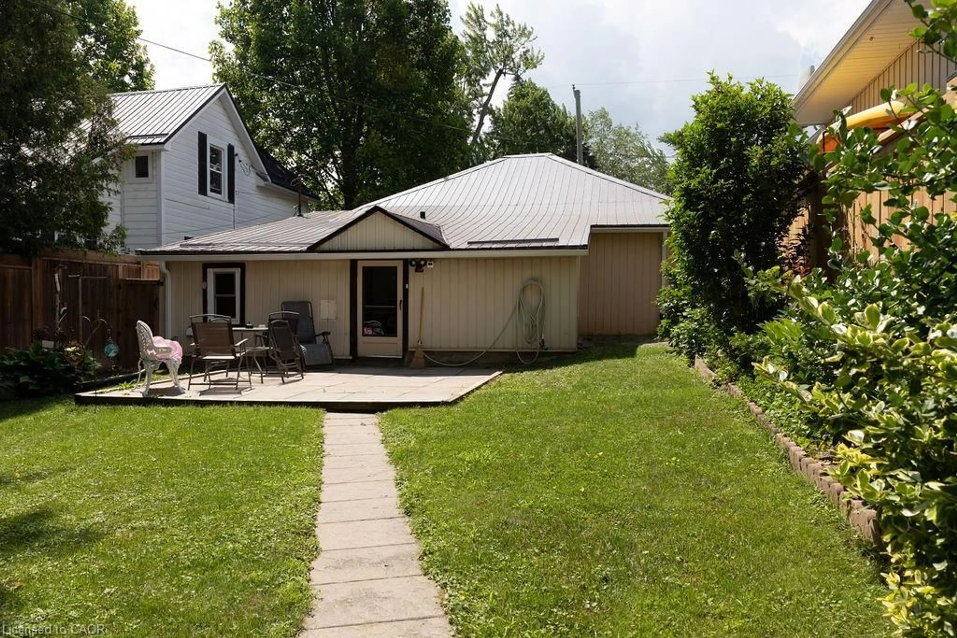 A pic from outside/outdoor area/front of a property/back of a property/a pic from drone, street for 257 Union St, Simcoe Ontario N3Y 2B4
