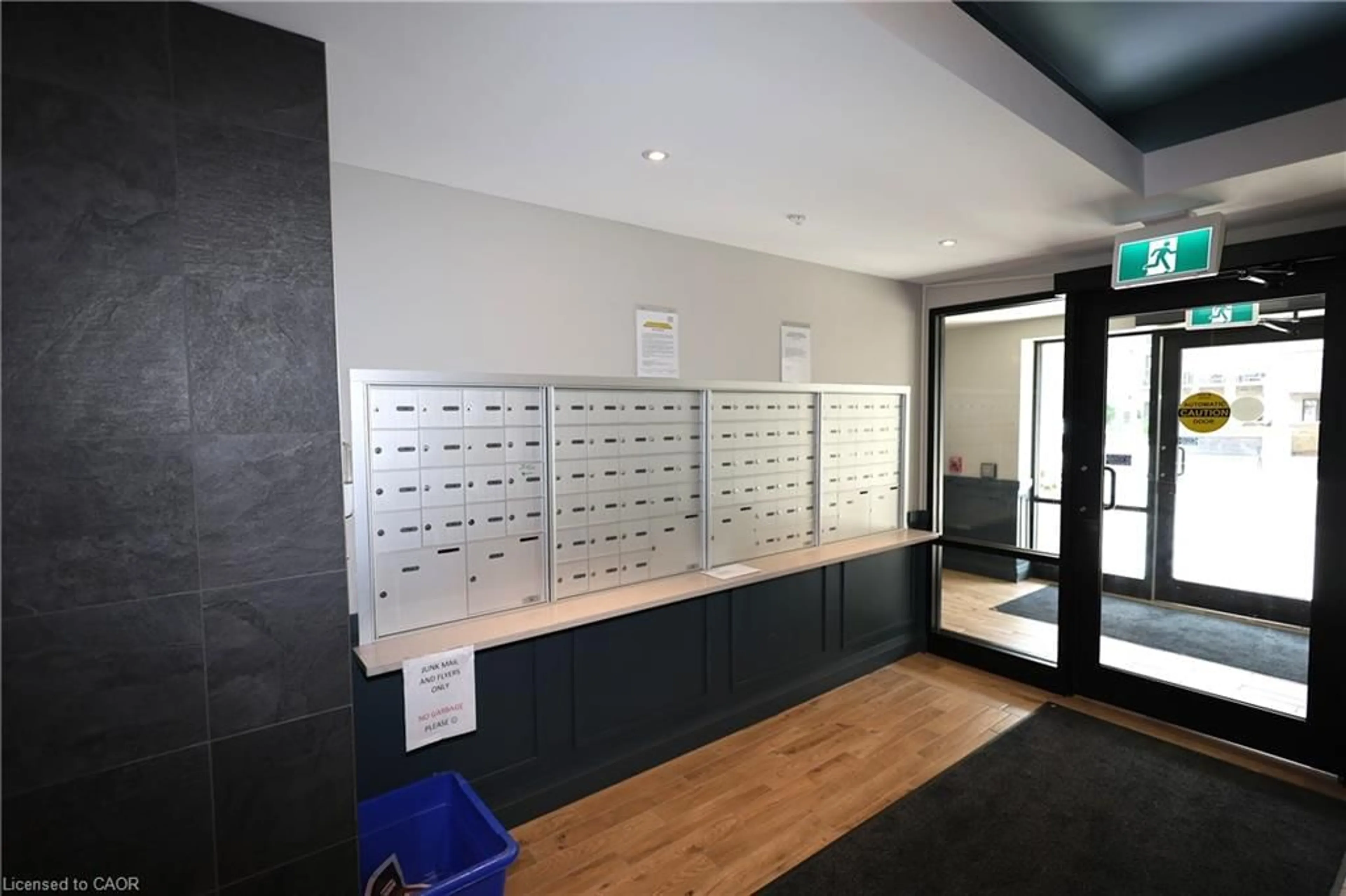 Indoor foyer for 778 Laurelwood Dr #405, Waterloo Ontario N2V 0A8