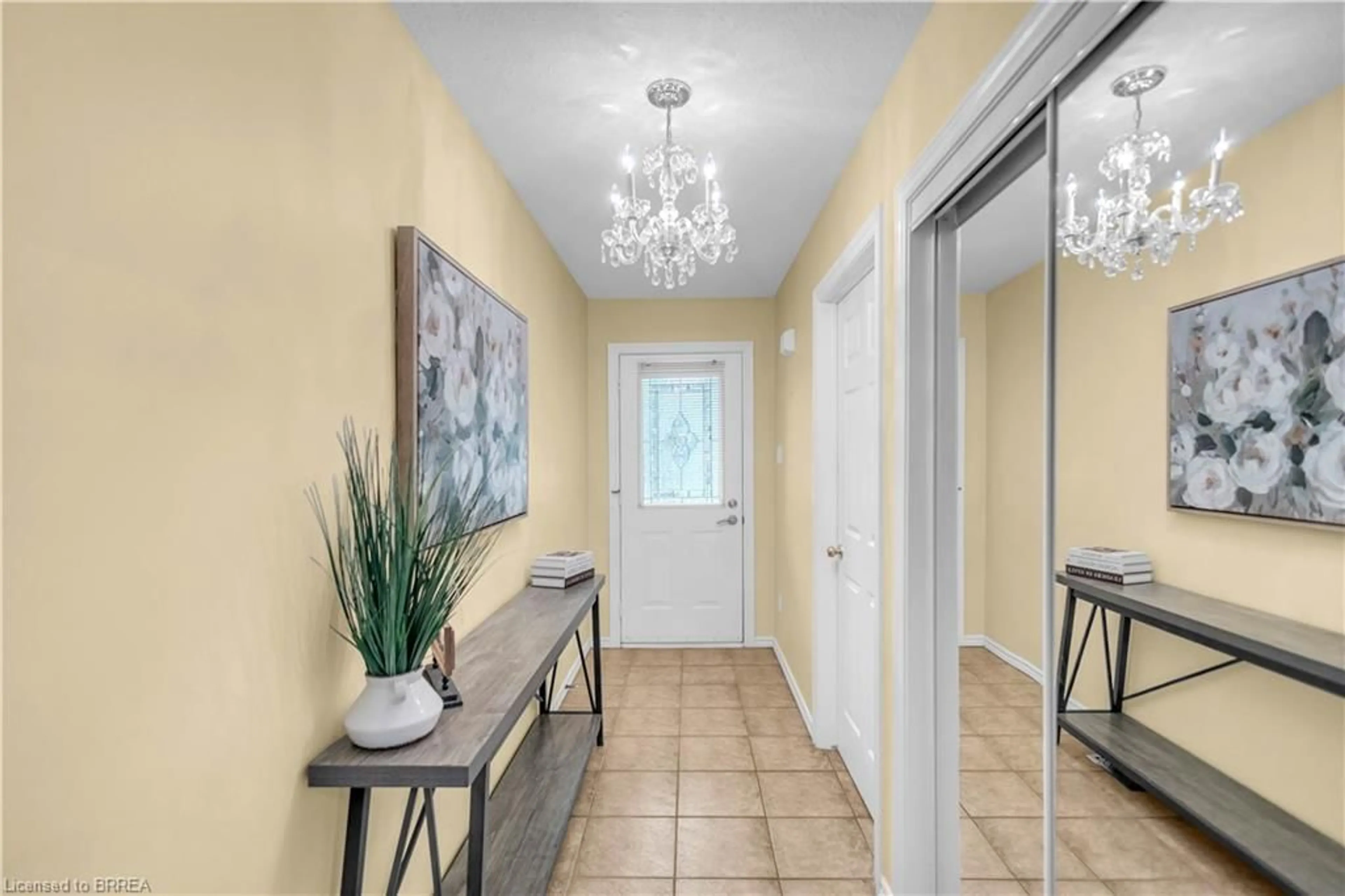 Indoor entryway for 73 Morton Ave #10, Brantford Ontario N3R 2N7
