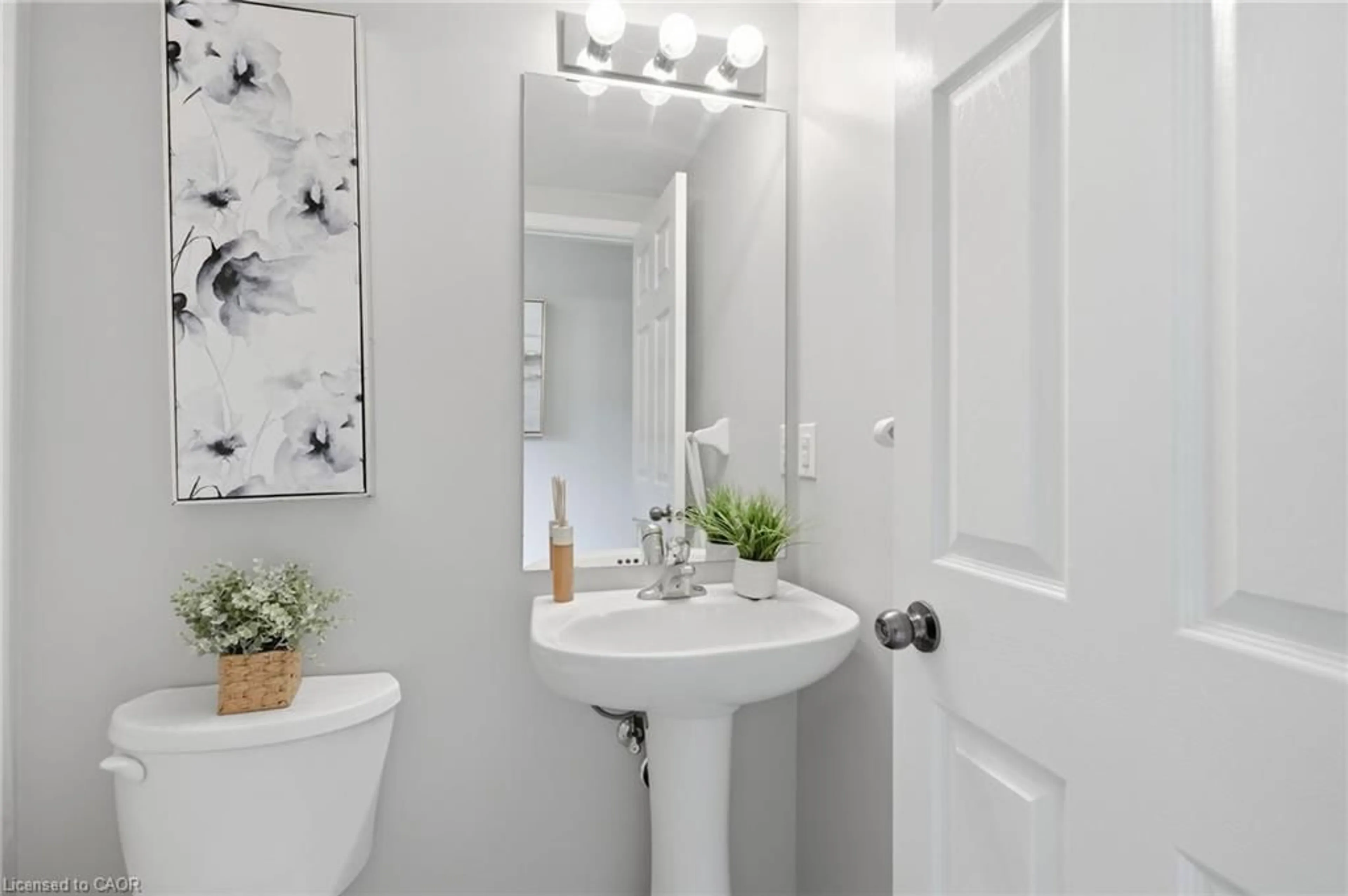 Standard bathroom, ceramic/tile floor for 109 Bisset Ave, Brantford Ontario N3T 0H4