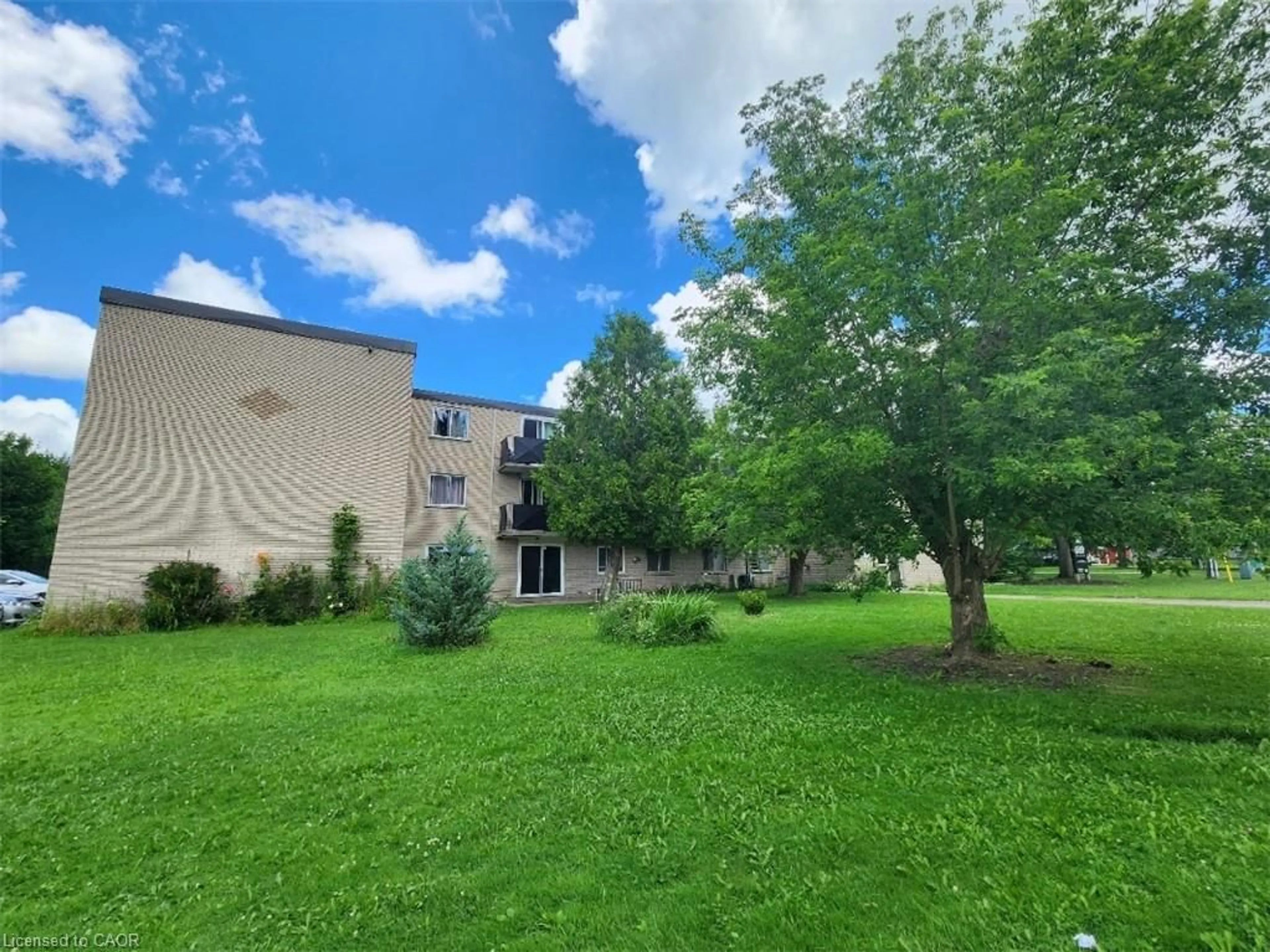 A pic from outside/outdoor area/front of a property/back of a property/a pic from drone, unknown for 689 Barber Ave #6, Listowel Ontario N4W 1S4
