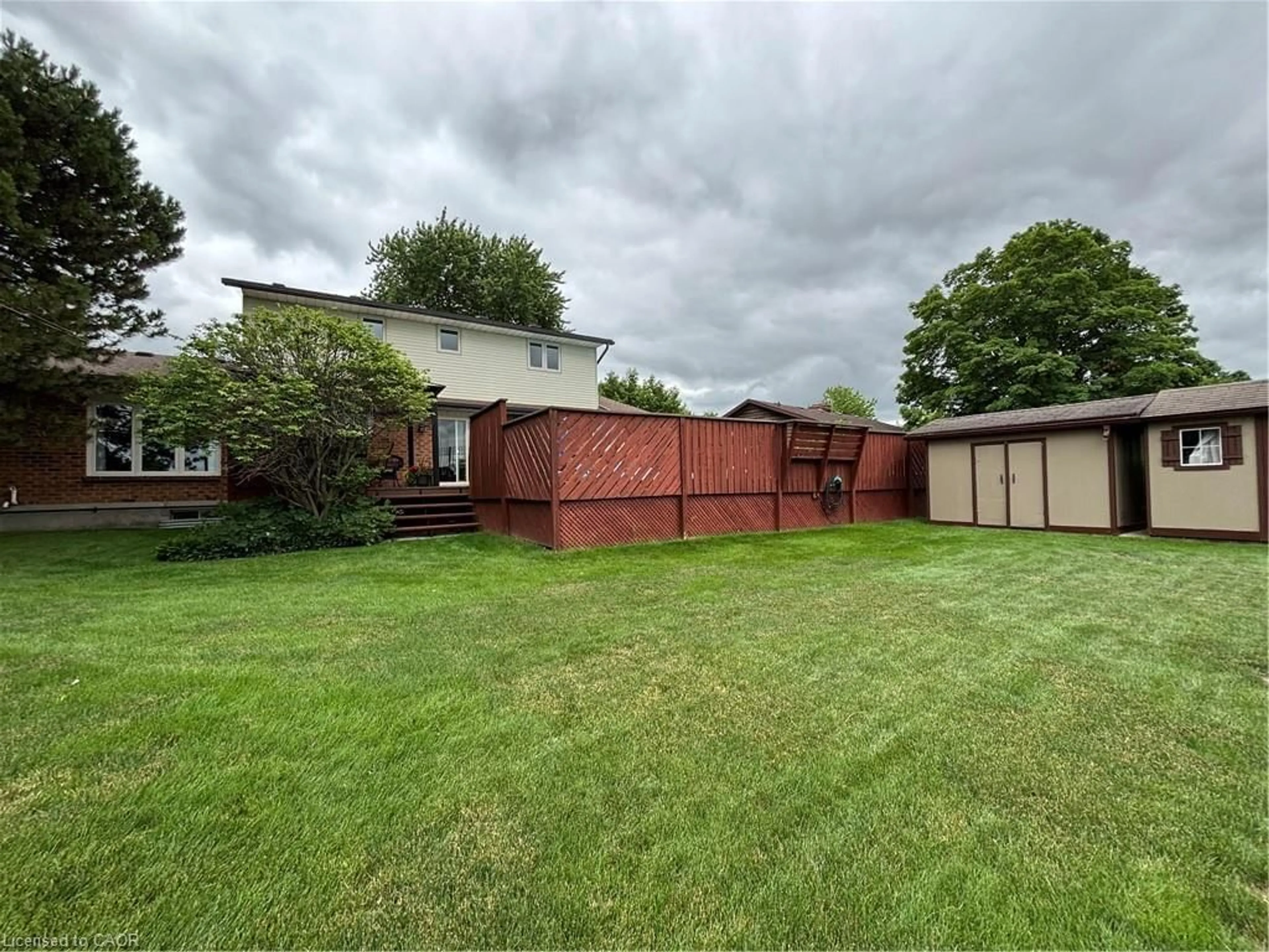 A pic from outside/outdoor area/front of a property/back of a property/a pic from drone, street for 216 Alderview Dr, New Dundee Ontario N0B 2E0