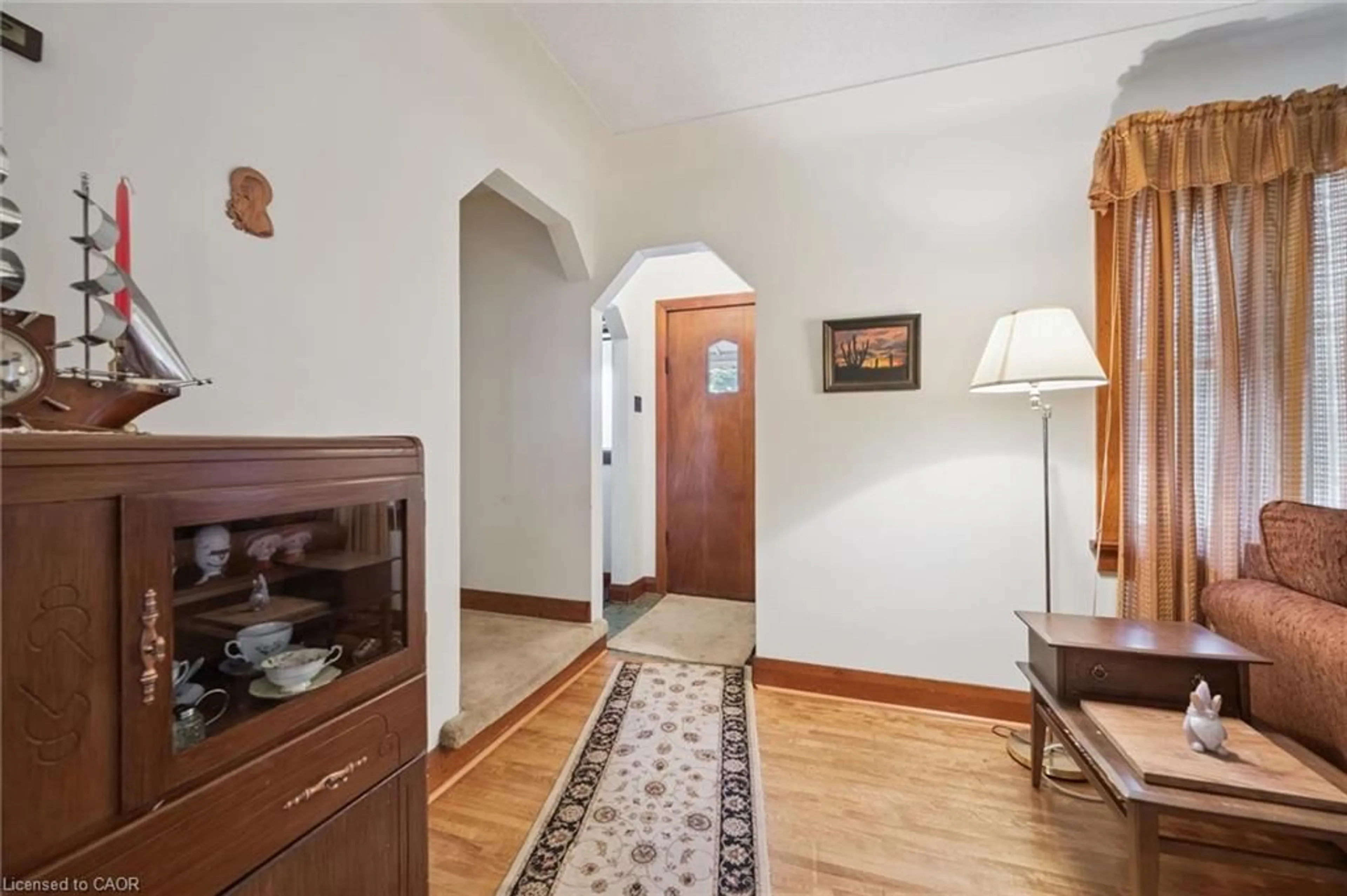 Indoor foyer for 75 Arnold St, Kitchener Ontario N2H 6C9