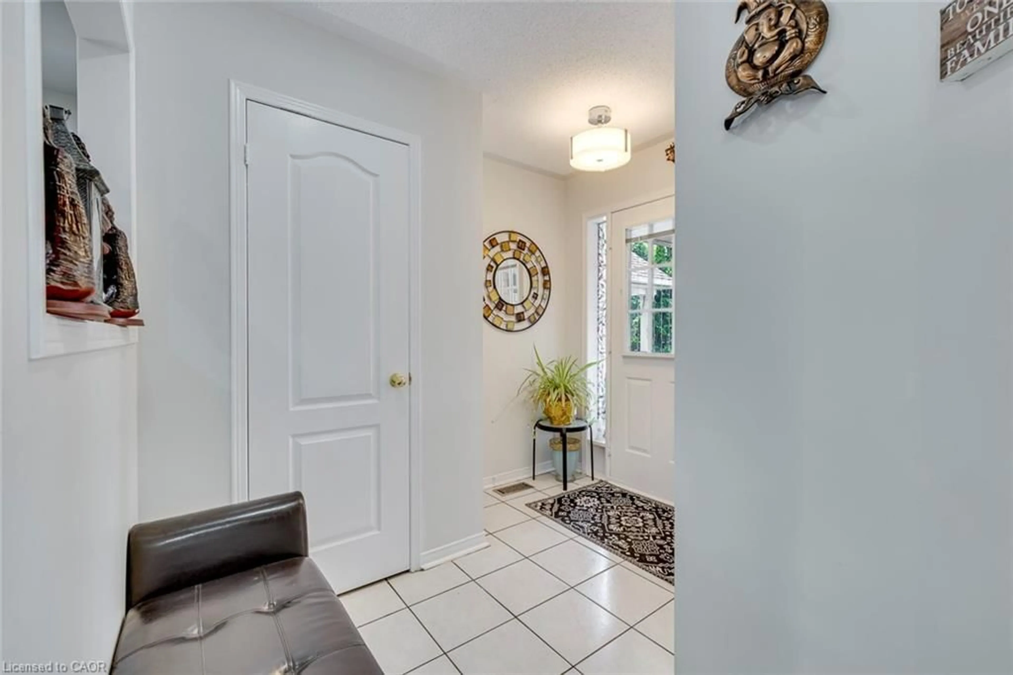Indoor entryway for 911 Golden Farmer Way, Peel Ontario L5W 1A8