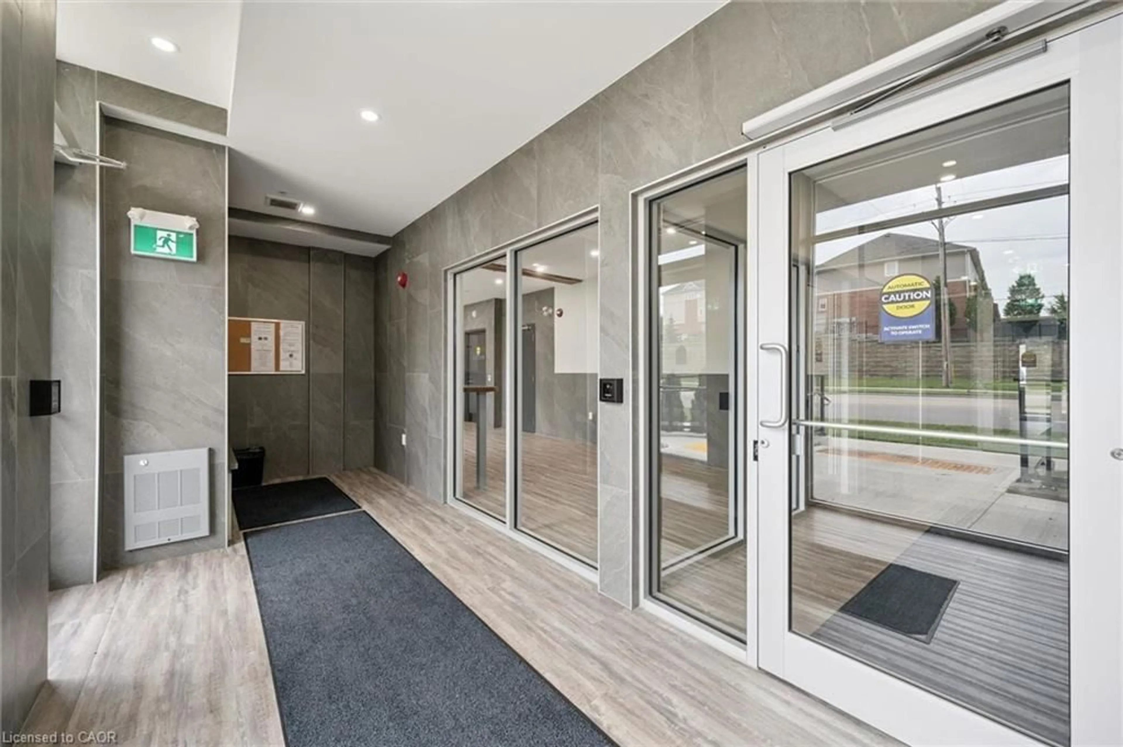 Indoor foyer for 408 Dundas St #203, Cambridge Ontario N1R 0E8