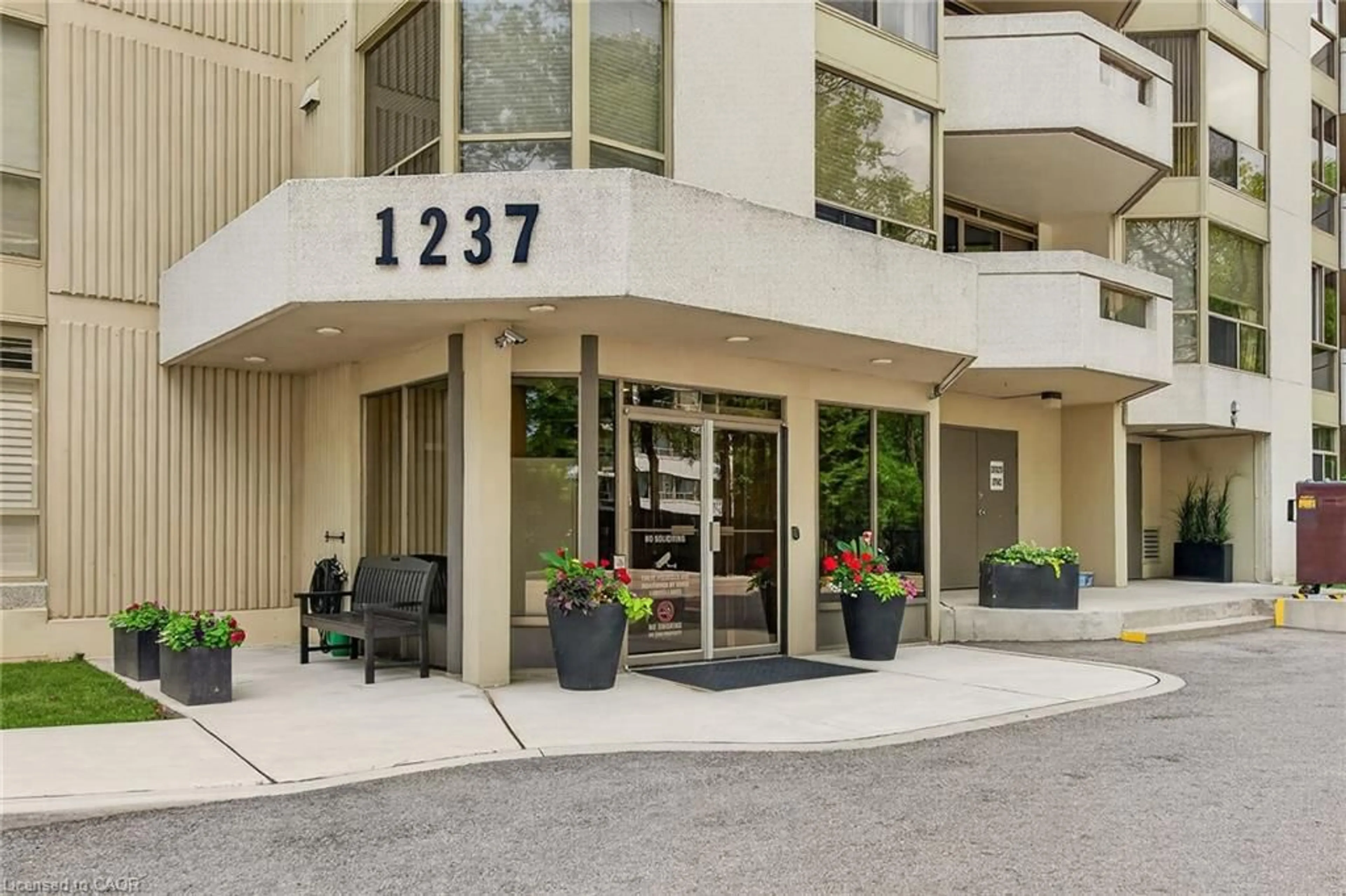 Indoor foyer for 1237 North Shore Blvd, Burlington Ontario L7S 2H8