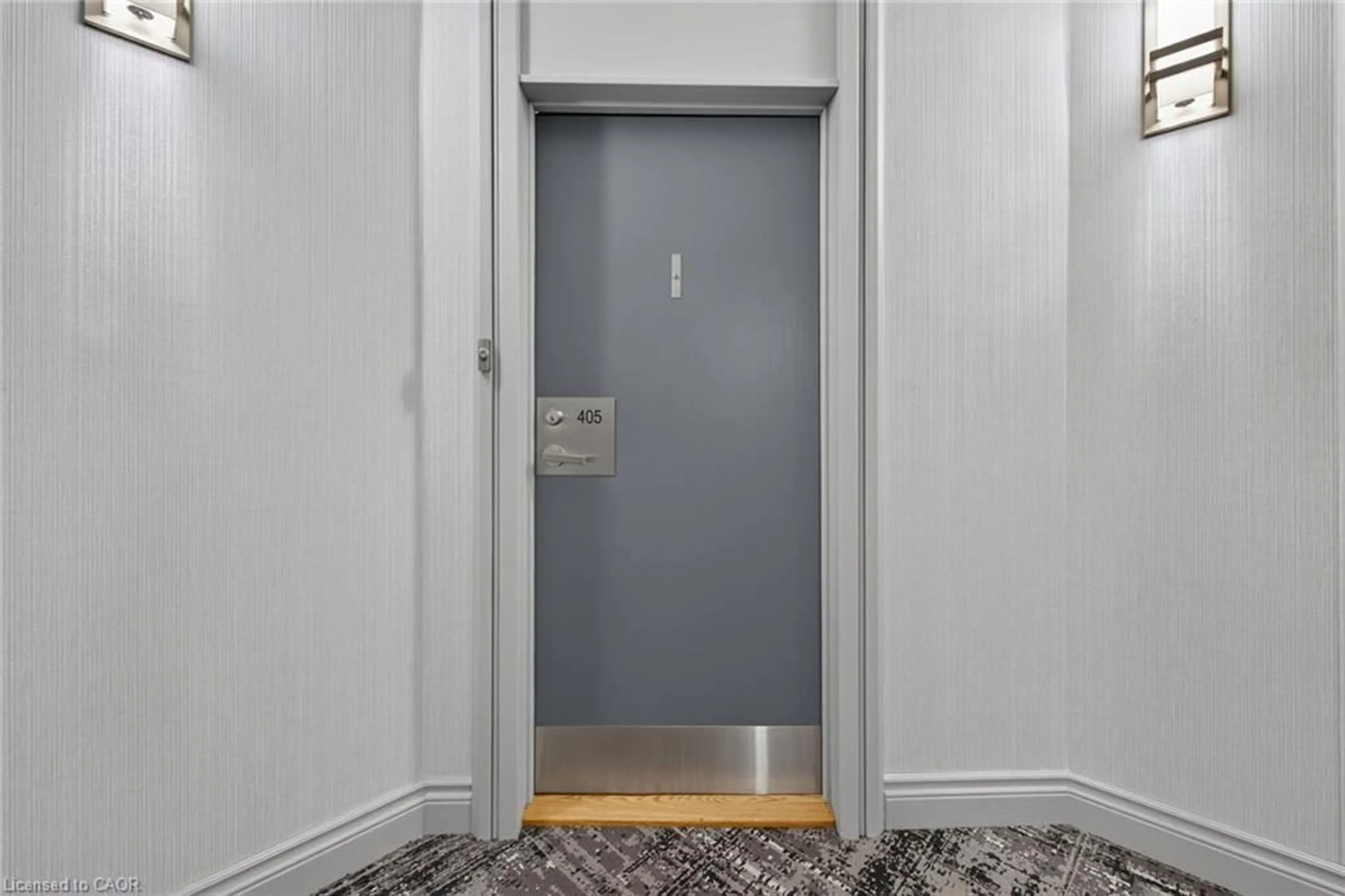 Indoor foyer for 1237 North Shore Blvd, Burlington Ontario L7S 2H8