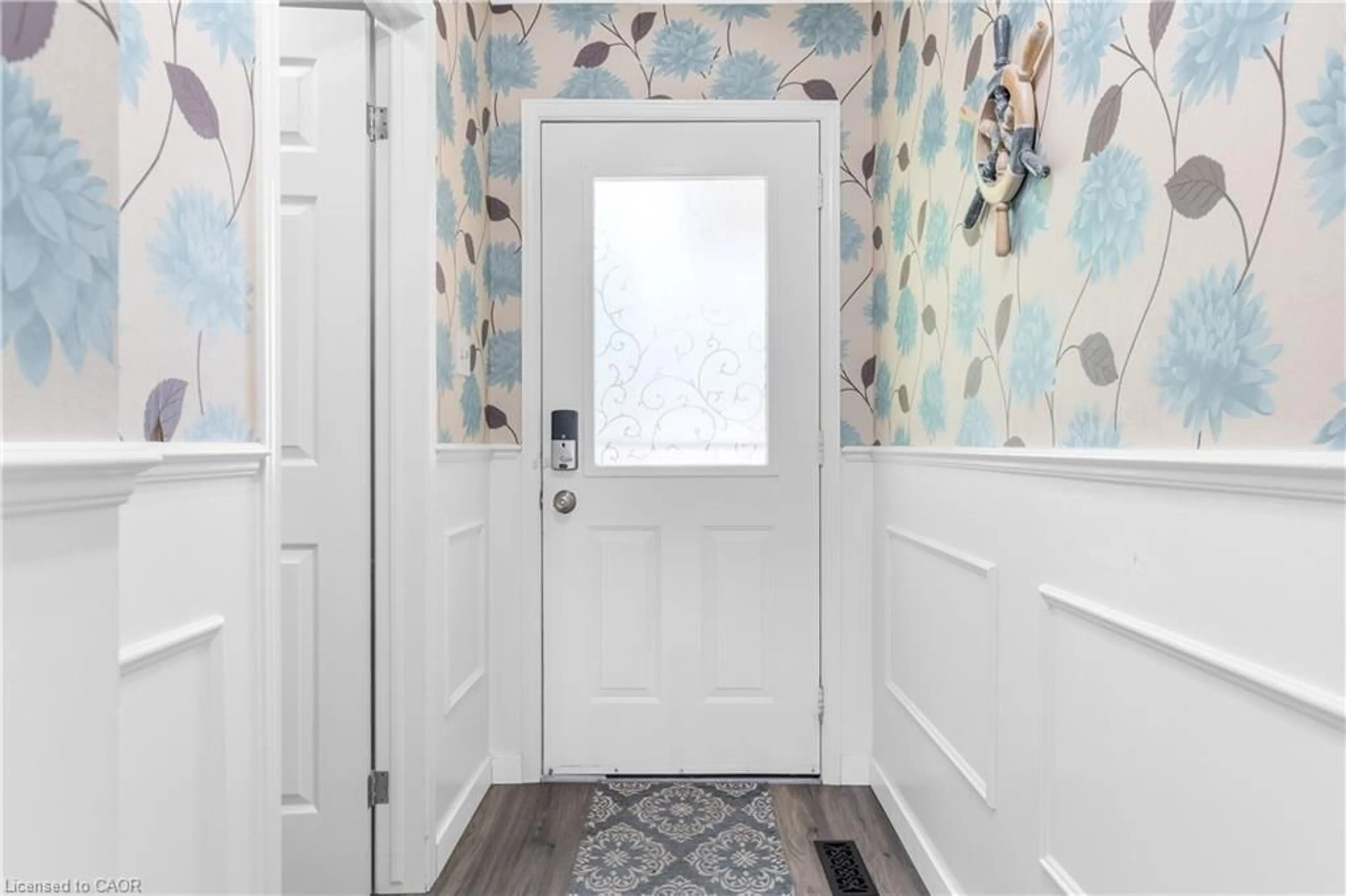 Indoor entryway for 386 Highland Rd #32, Stoney Creek Ontario L8J 3P9
