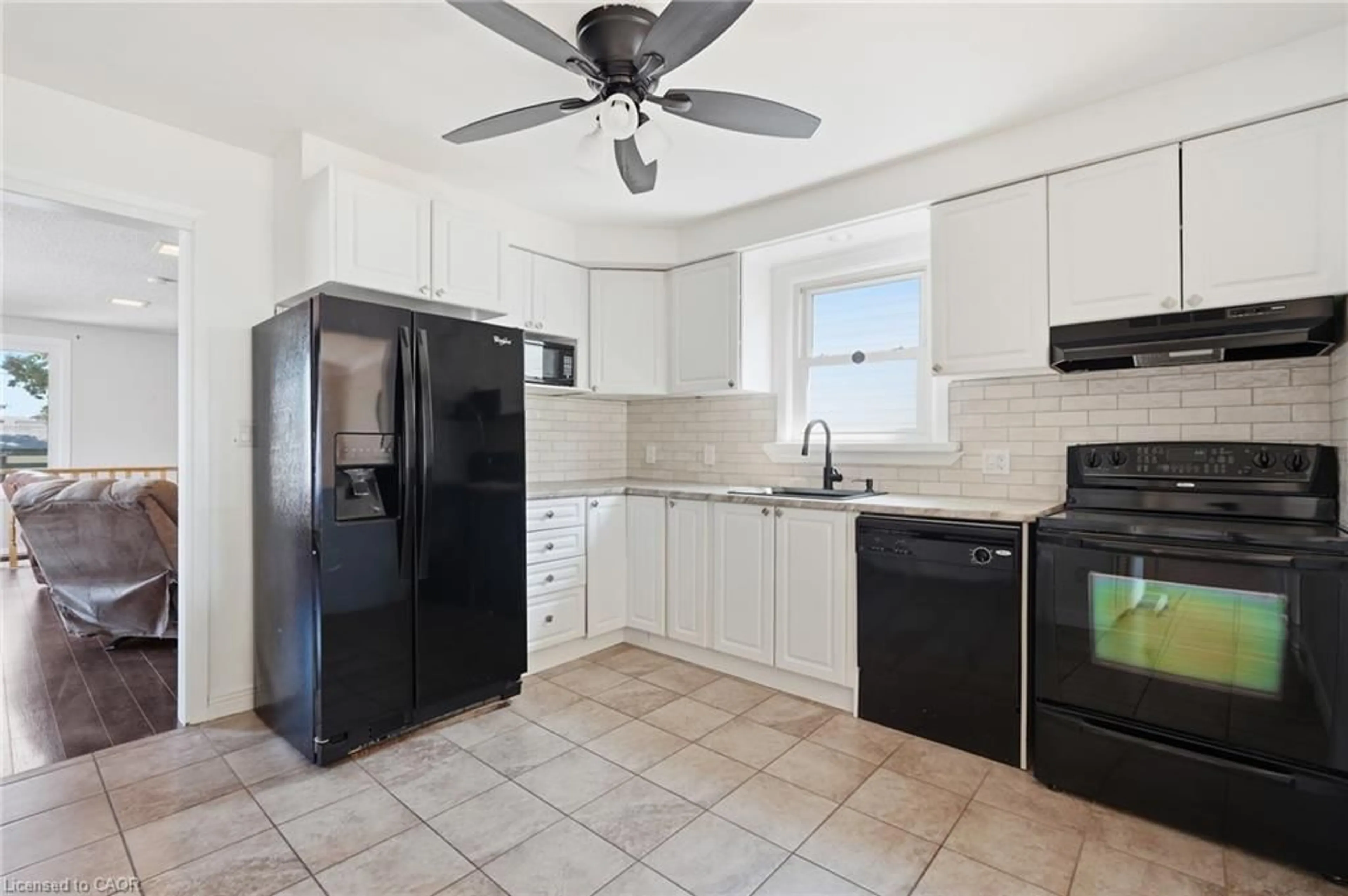 Standard kitchen, ceramic/tile floor for 197 East 44th St, Hamilton Ontario L8T 3Y5