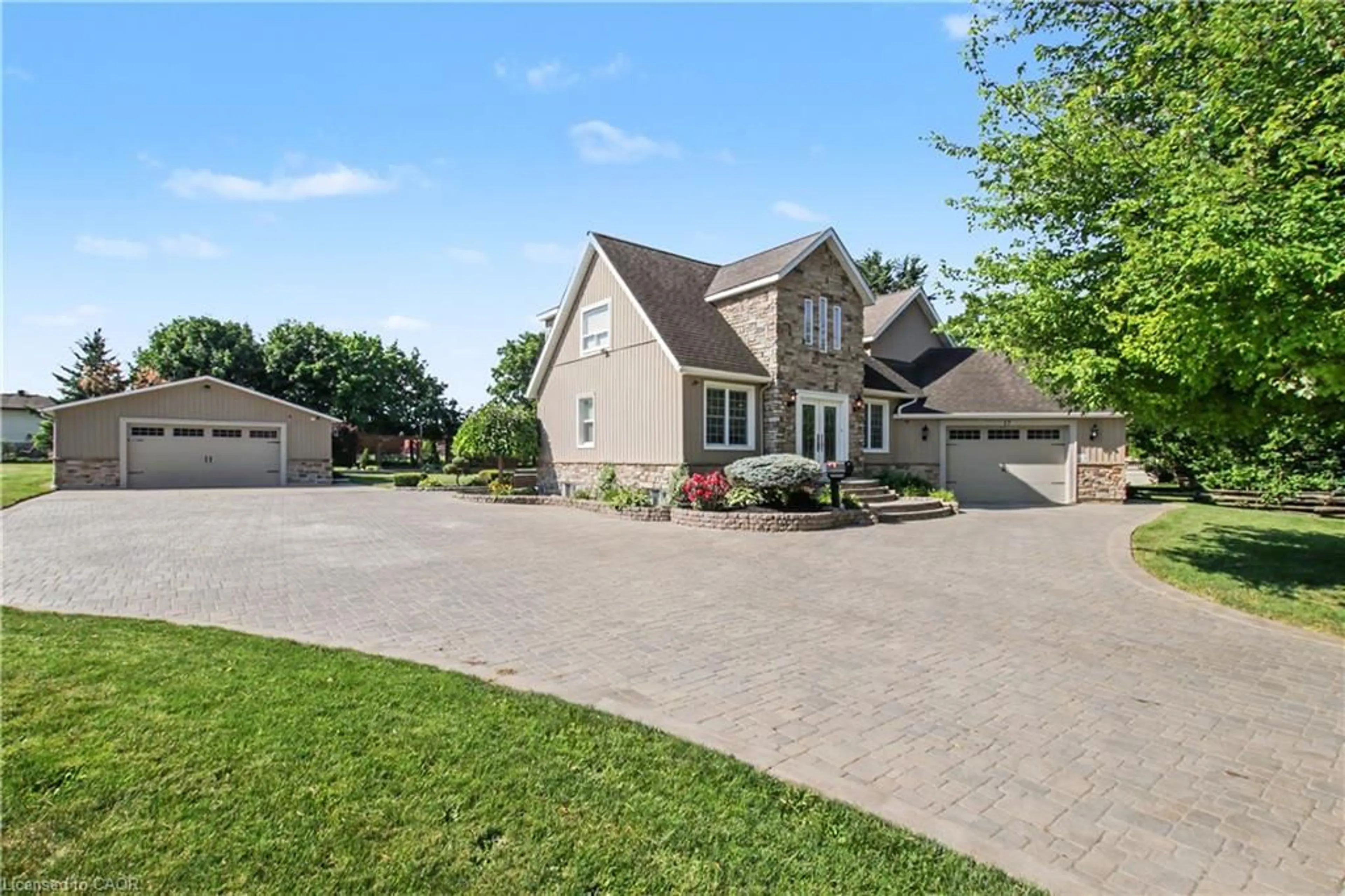 A pic from outside/outdoor area/front of a property/back of a property/a pic from drone, street for 17 Athlone Rd, Cambridge Ontario N1R 1J1