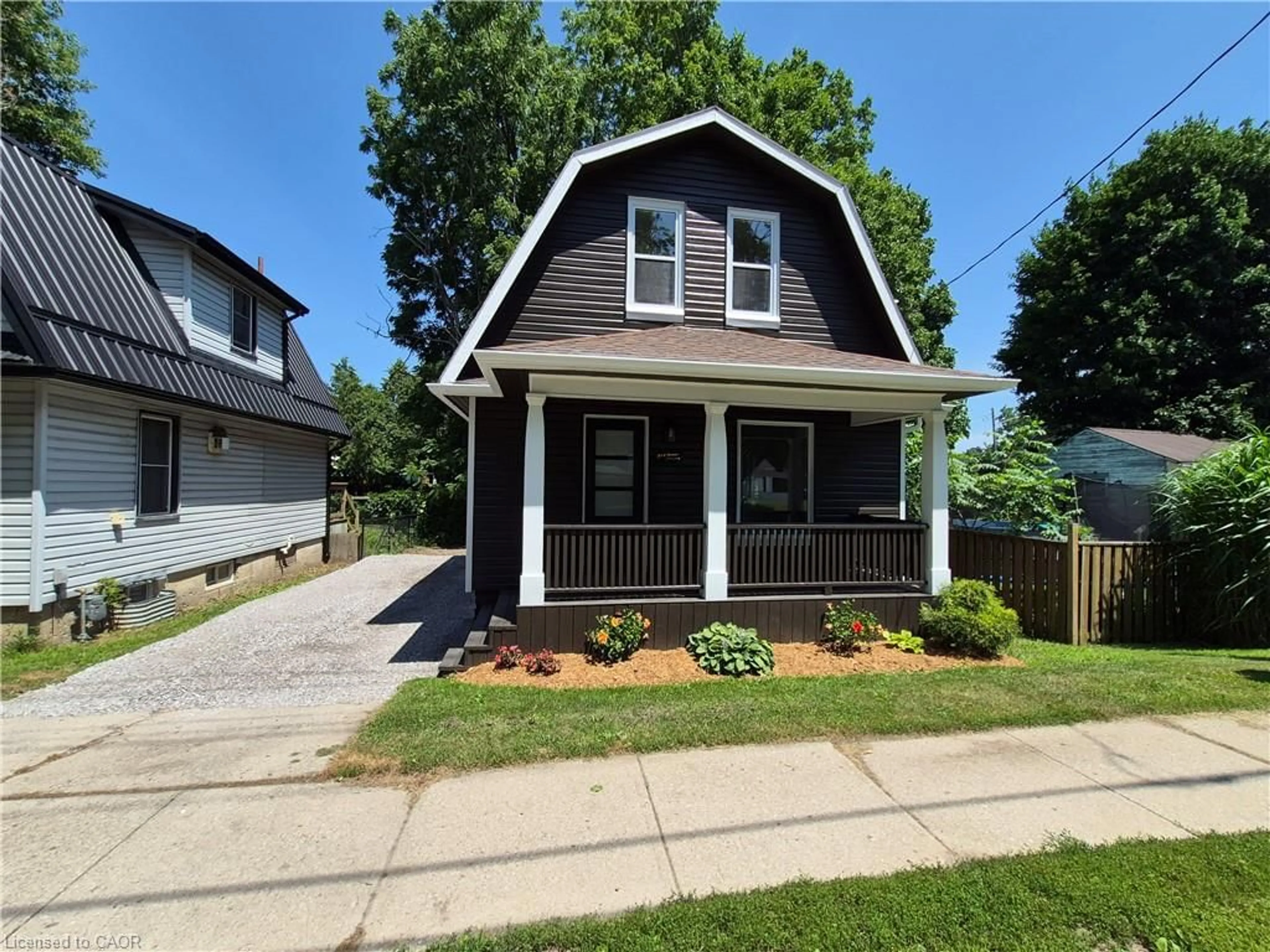 Home with vinyl exterior material, street for 217 Queen St, Simcoe Ontario N3Y 3Y8