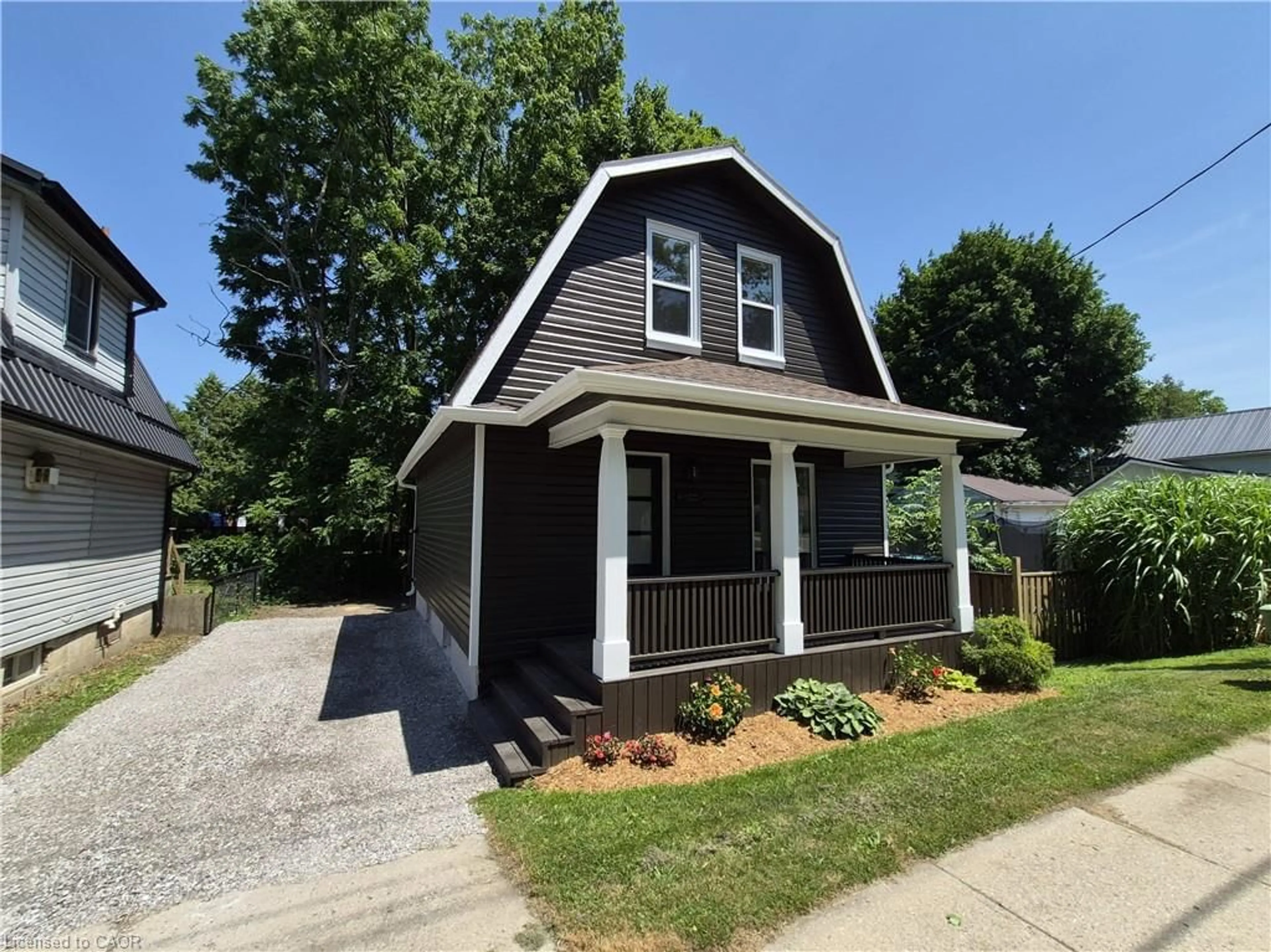 Home with vinyl exterior material, street for 217 Queen St, Simcoe Ontario N3Y 3Y8