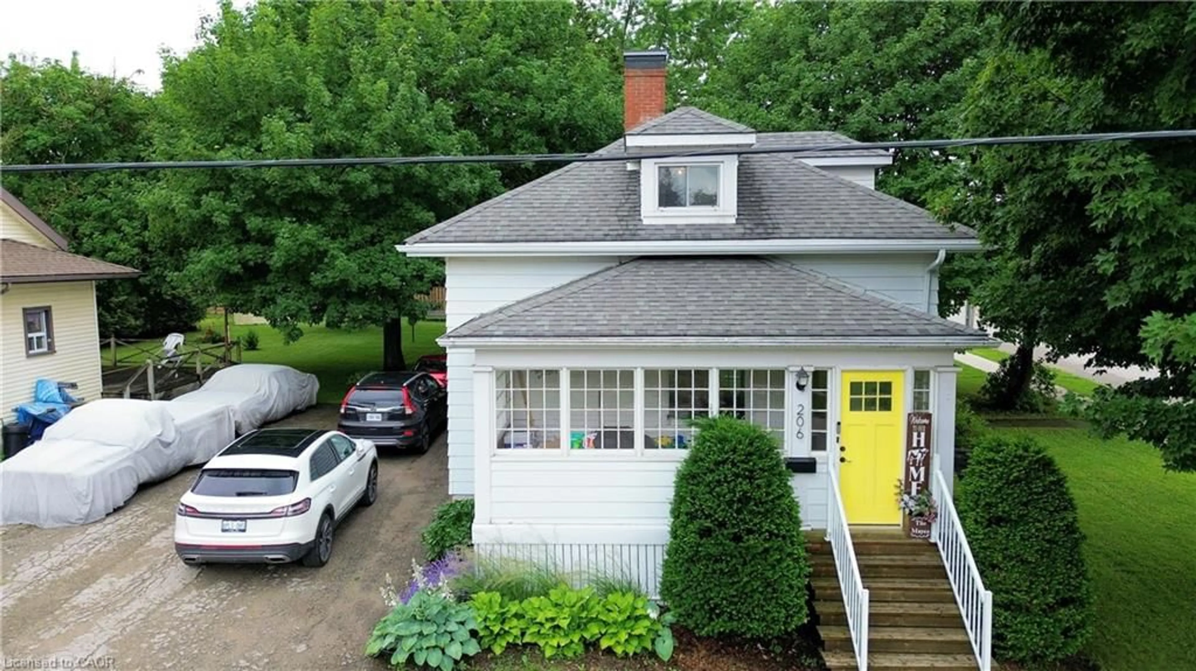 A pic from outside/outdoor area/front of a property/back of a property/a pic from drone, street for 206 Union St, Listowel Ontario N4W 2G9