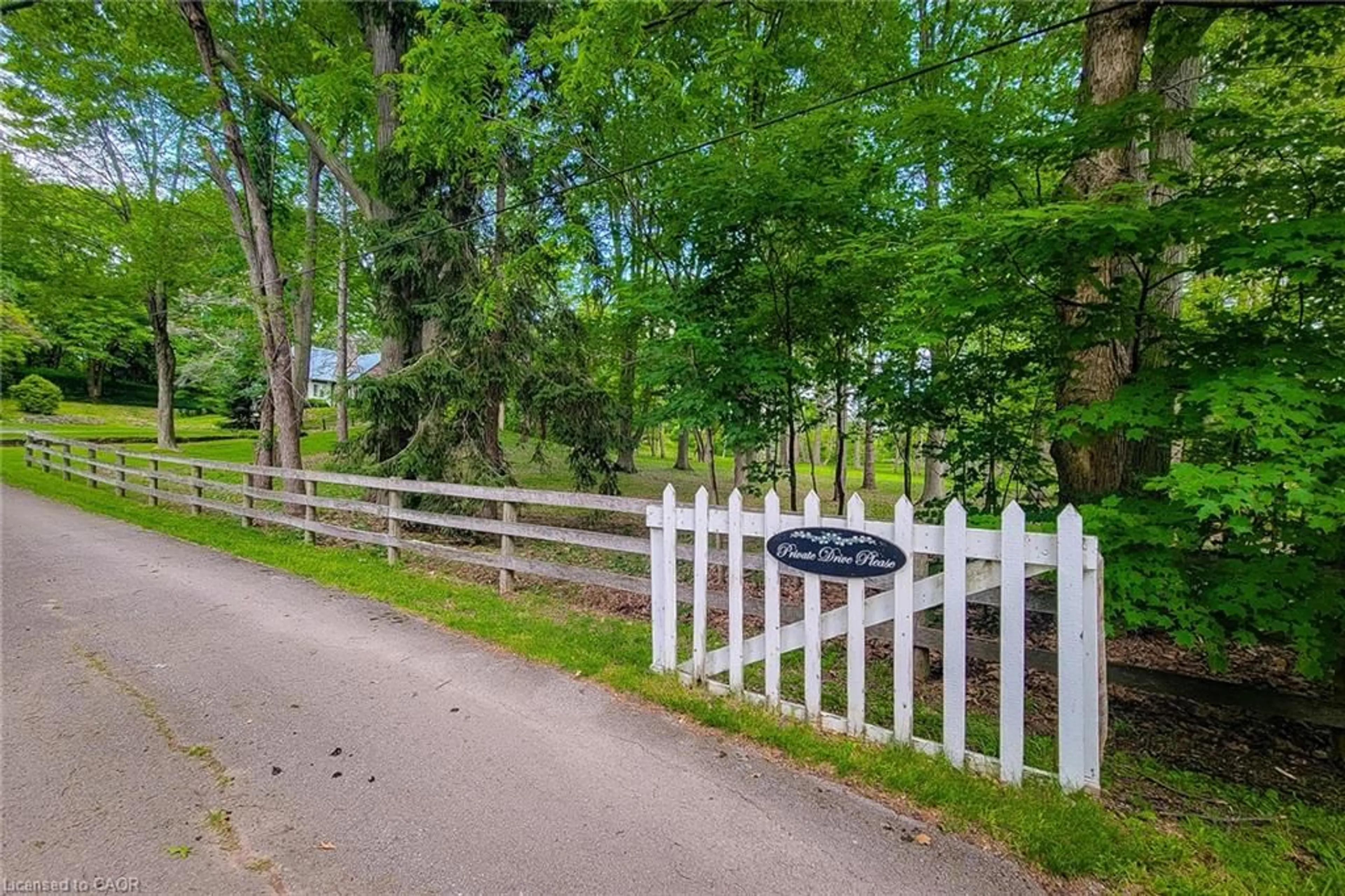 A pic from outside/outdoor area/front of a property/back of a property/a pic from drone, unknown for 311 Golf Links Rd, Hamilton Ontario L9G 2N6