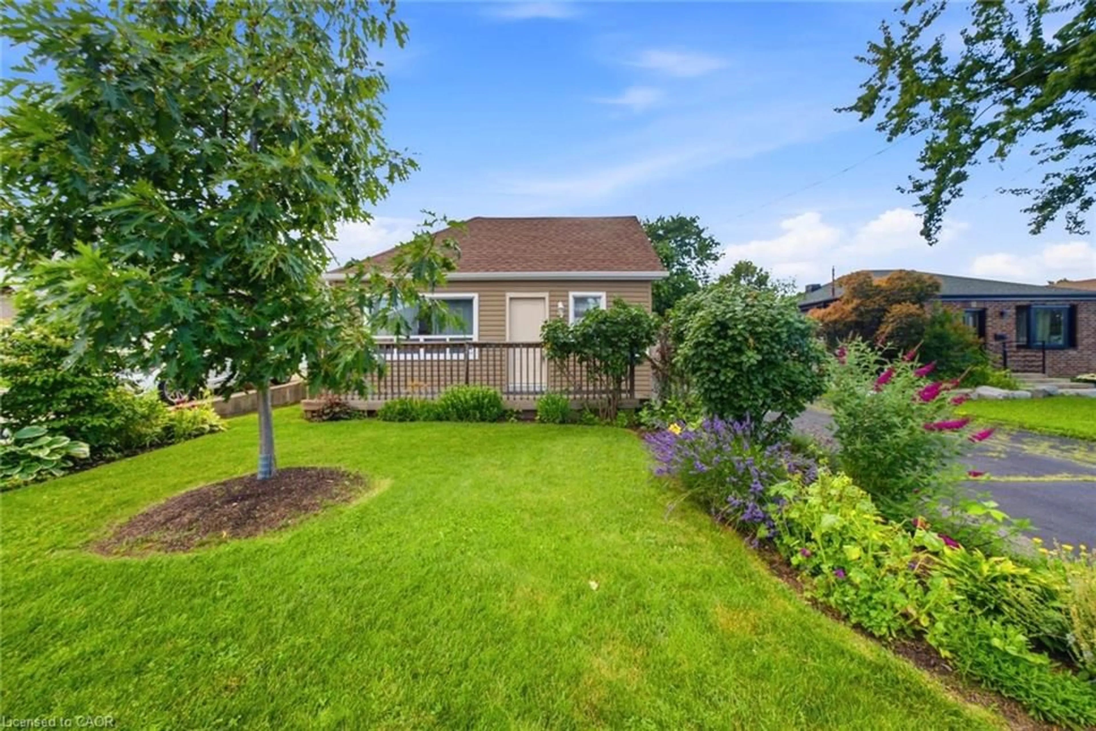 A pic from outside/outdoor area/front of a property/back of a property/a pic from drone, street for 41 Worsley Rd, Stoney Creek Ontario L8E 2E9