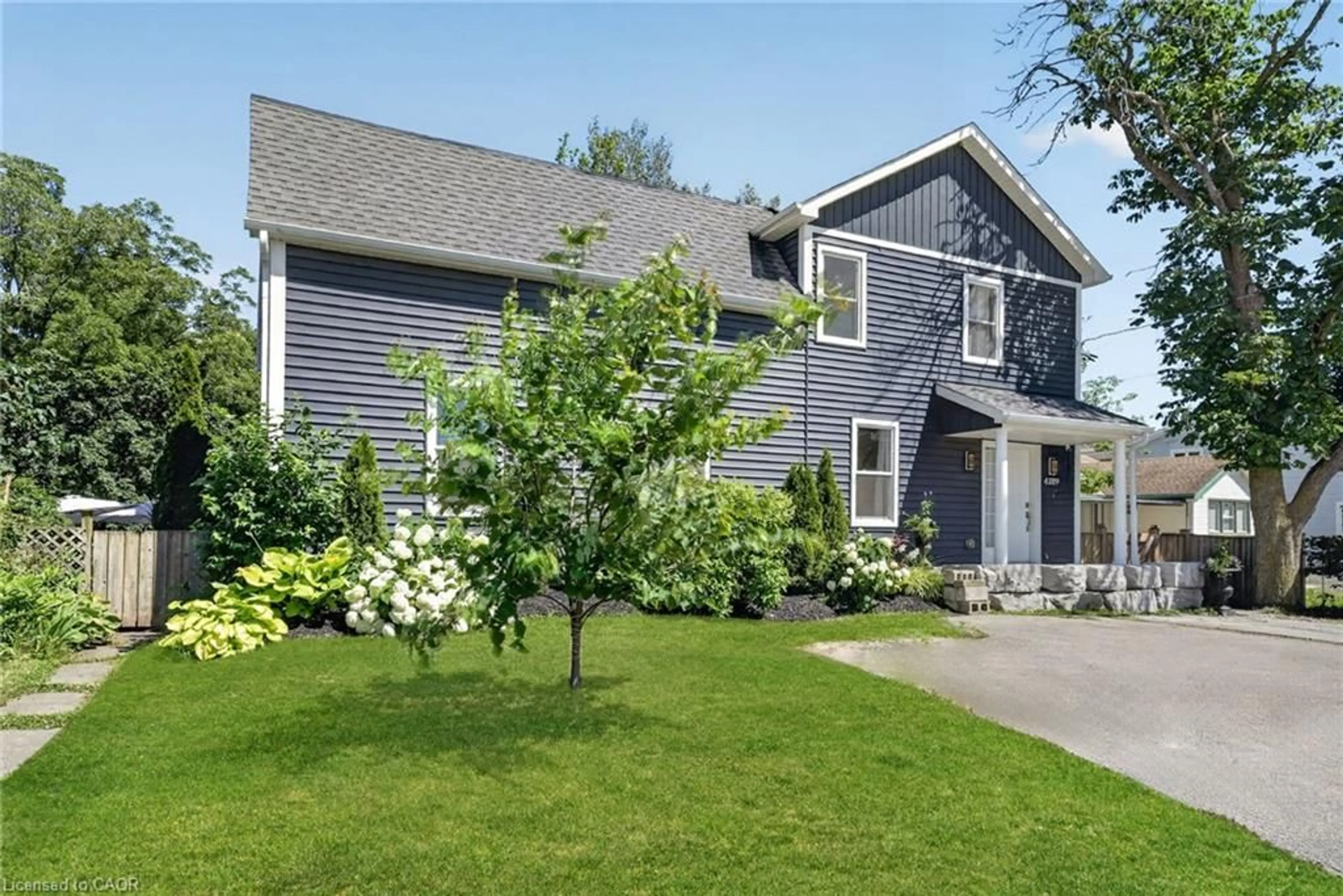Home with vinyl exterior material, street for 4189 Mountain St, Beamsville Ontario L3J 0K8