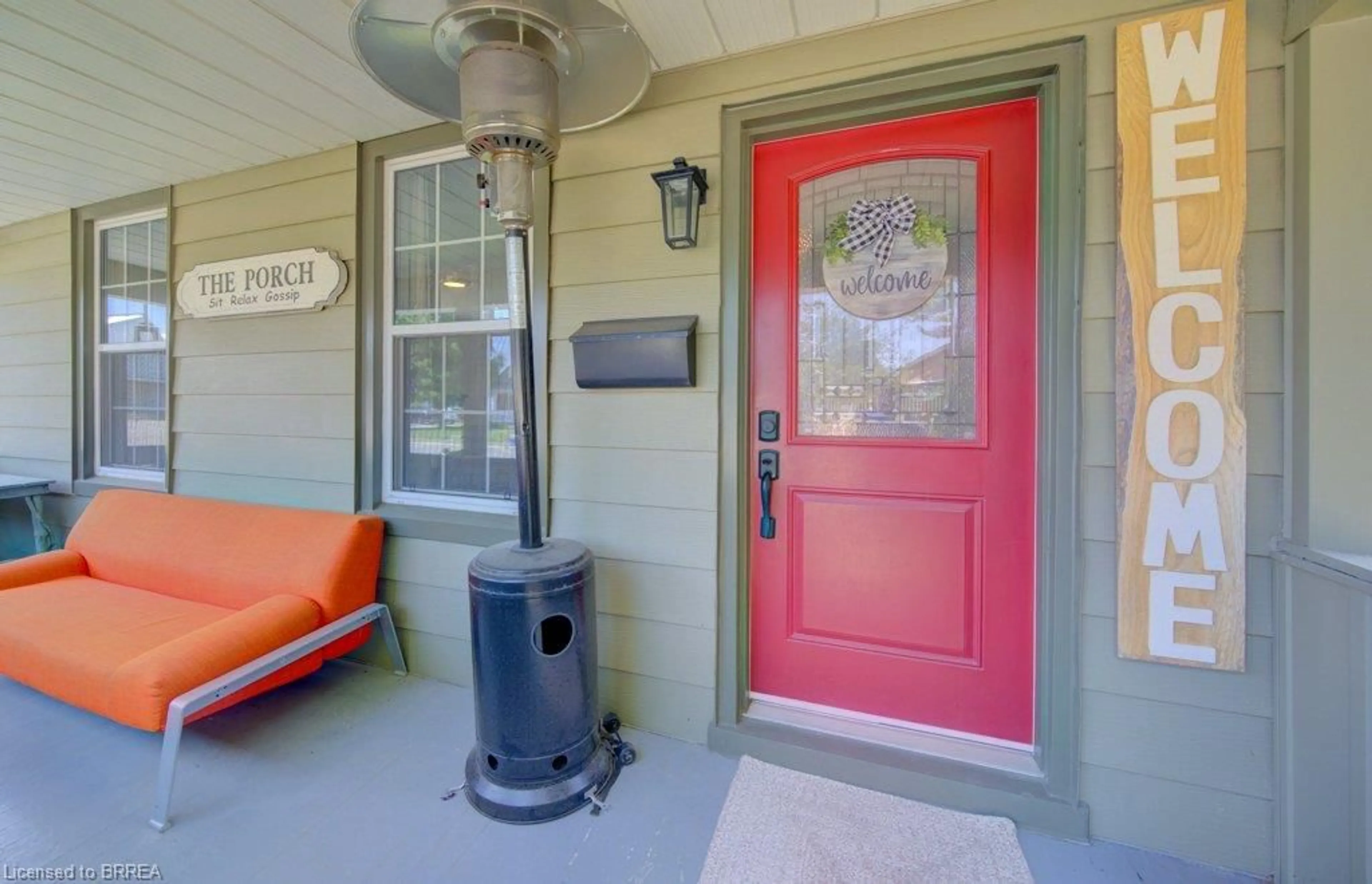 Indoor entryway for 4 Wellington St, Paris Ontario N3L 1S4