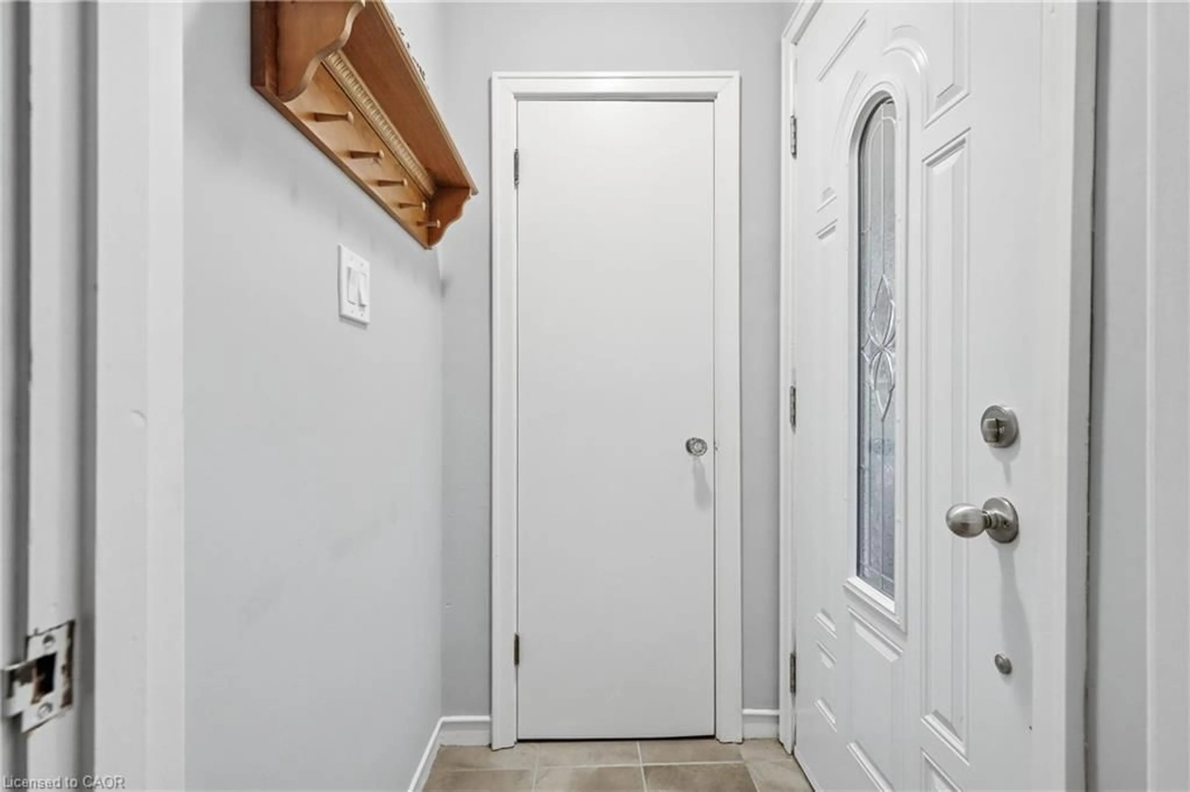 Indoor entryway for 13 East 41st St, Hamilton Ontario L8T 2Z3