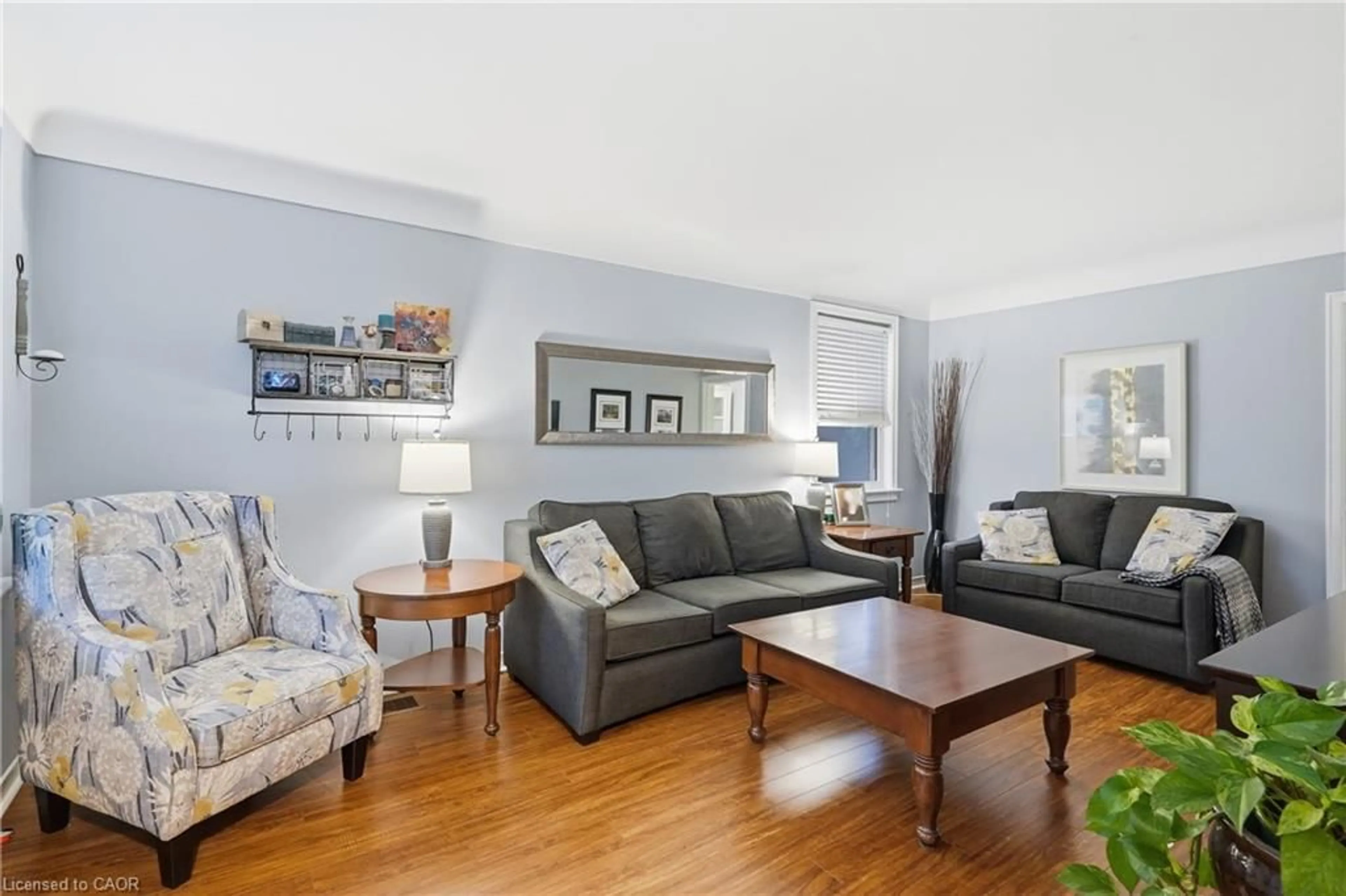 Living room with furniture, wood/laminate floor for 13 East 41st St, Hamilton Ontario L8T 2Z3
