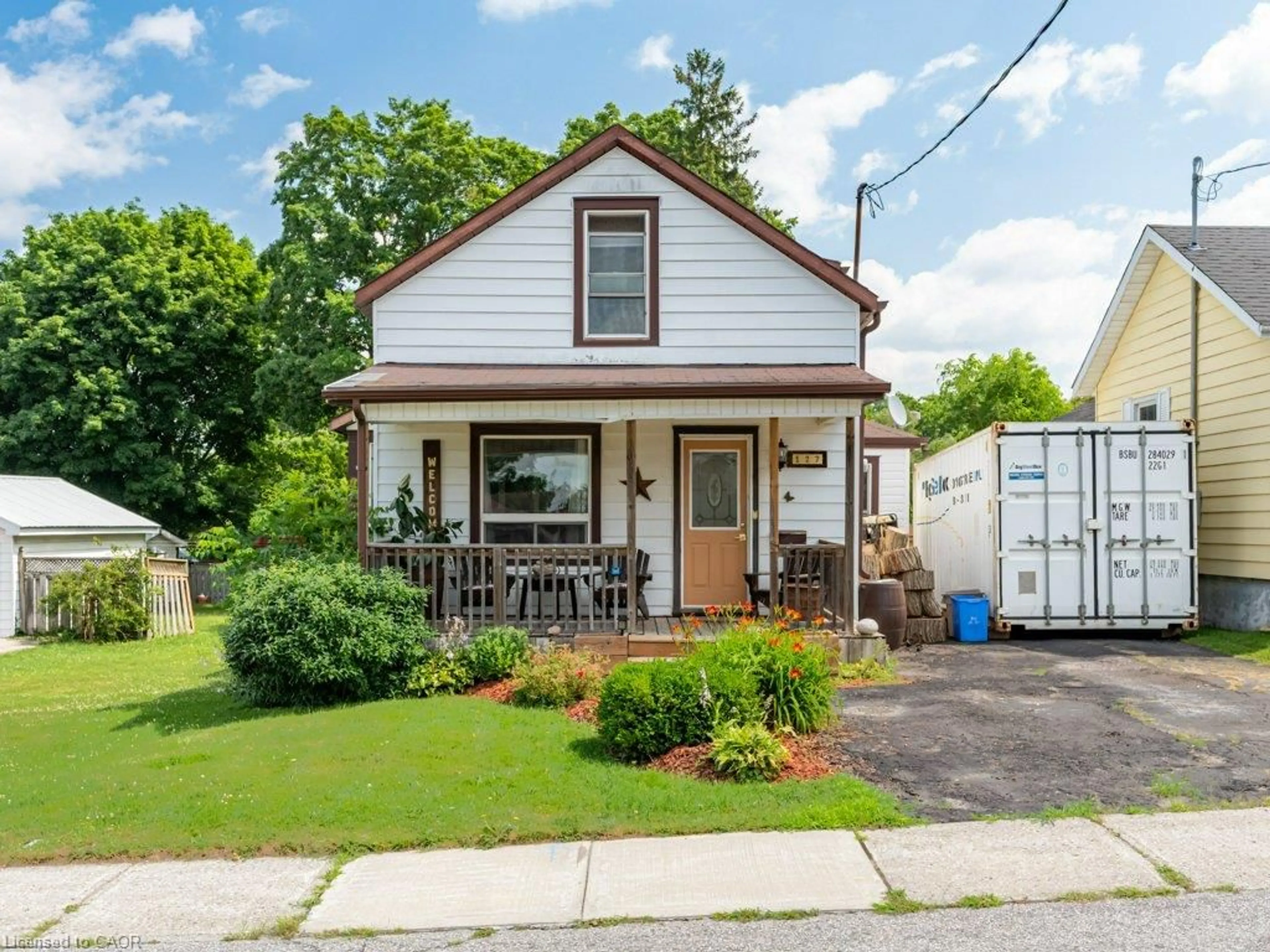 Home with vinyl exterior material, street for 127 Bond St, Ingersoll Ontario N5C 3A8