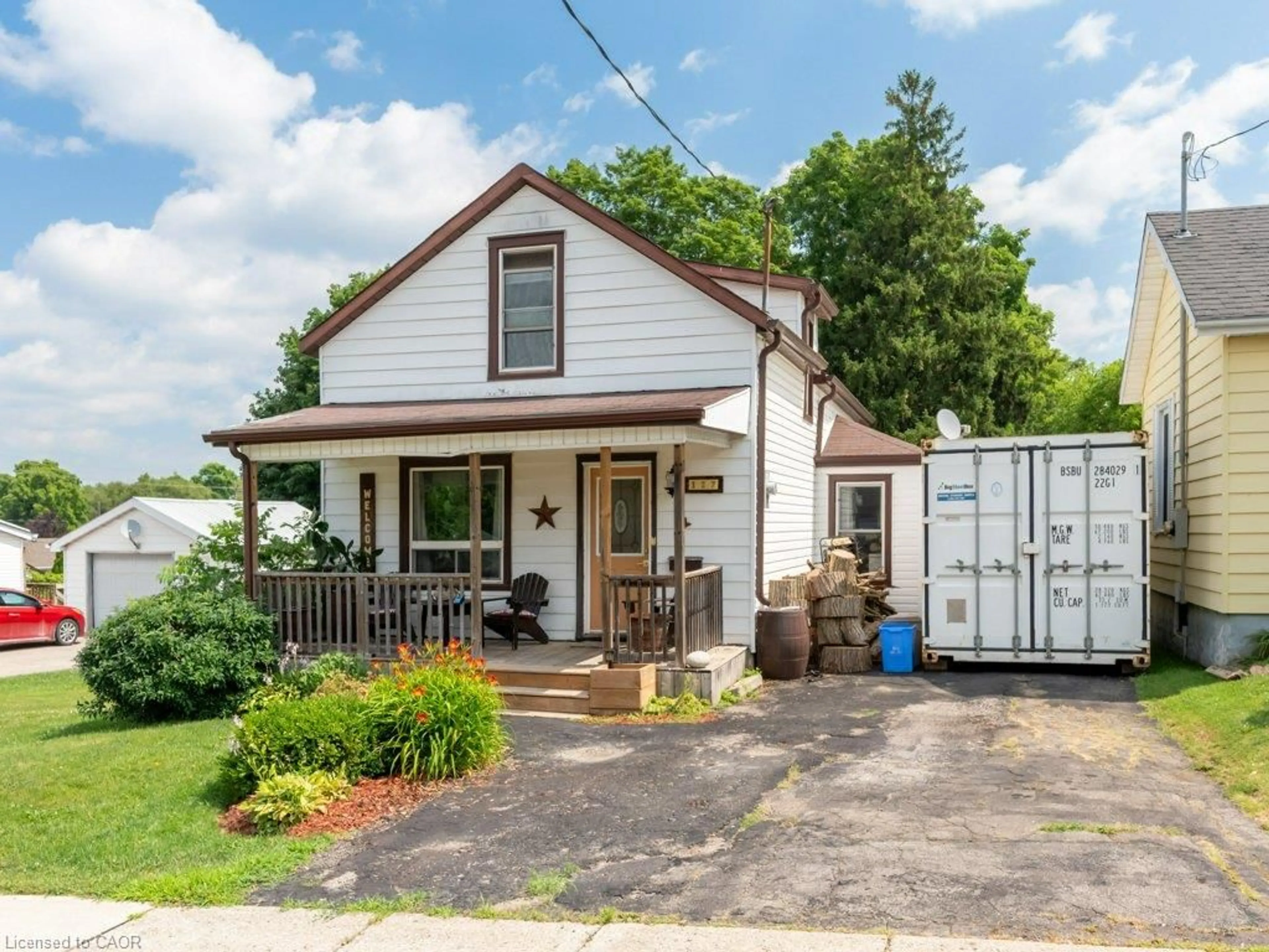 Home with vinyl exterior material, street for 127 Bond St, Ingersoll Ontario N5C 3A8