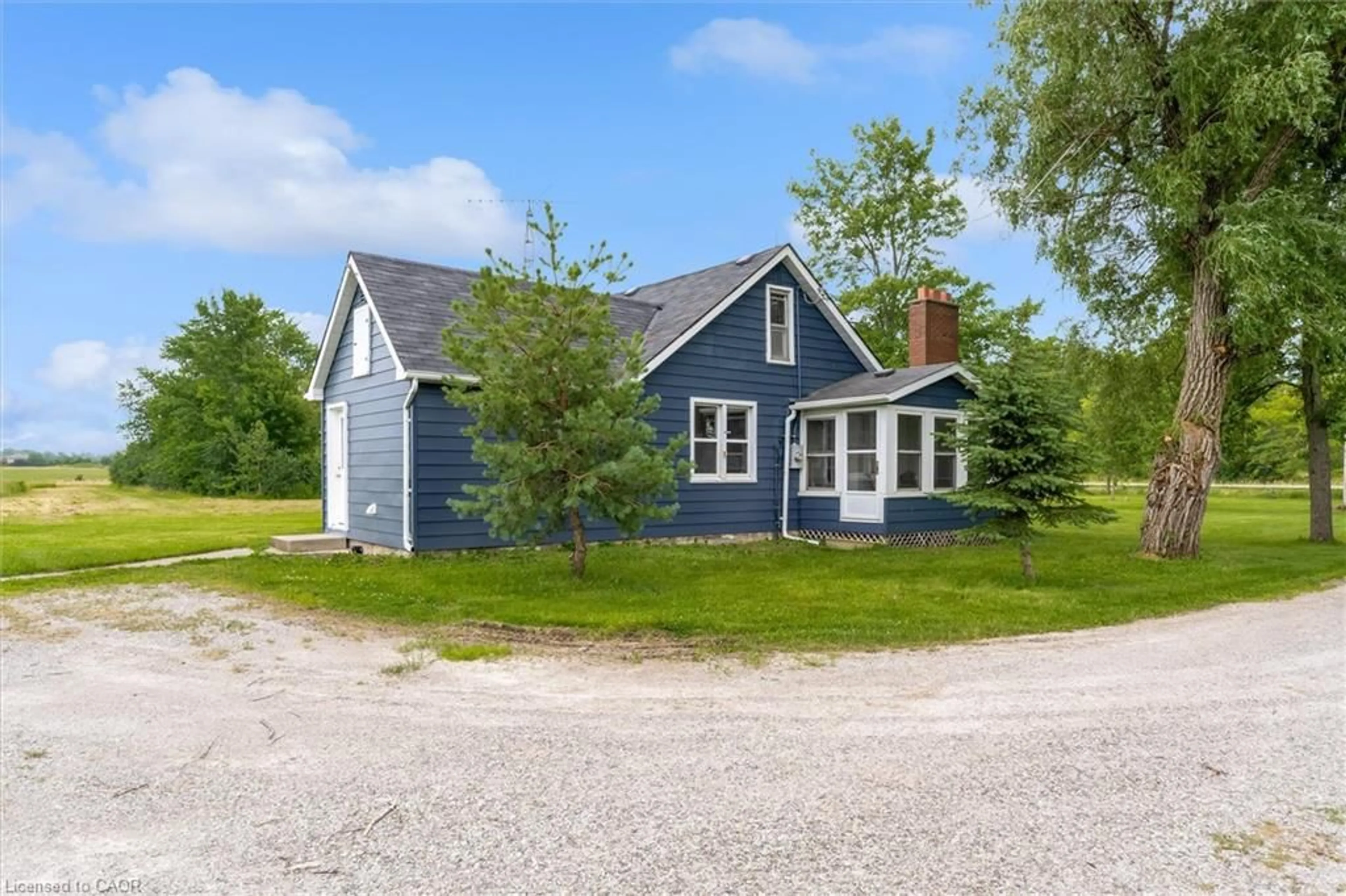 A pic from outside/outdoor area/front of a property/back of a property/a pic from drone, street for 87 Mud St, Grimsby Ontario L3M 4E7