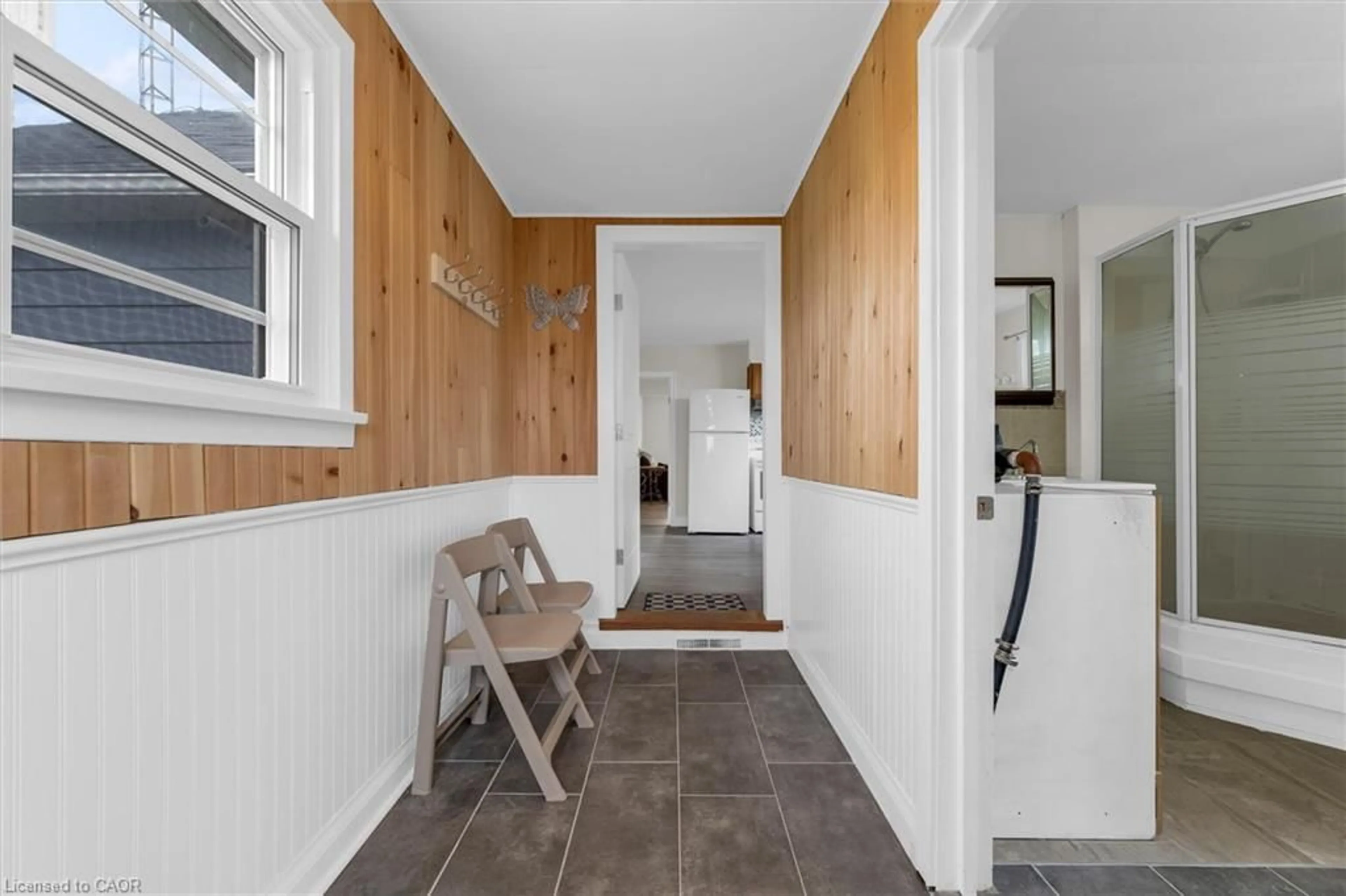 Indoor entryway for 87 Mud St, Grimsby Ontario L3M 4E7