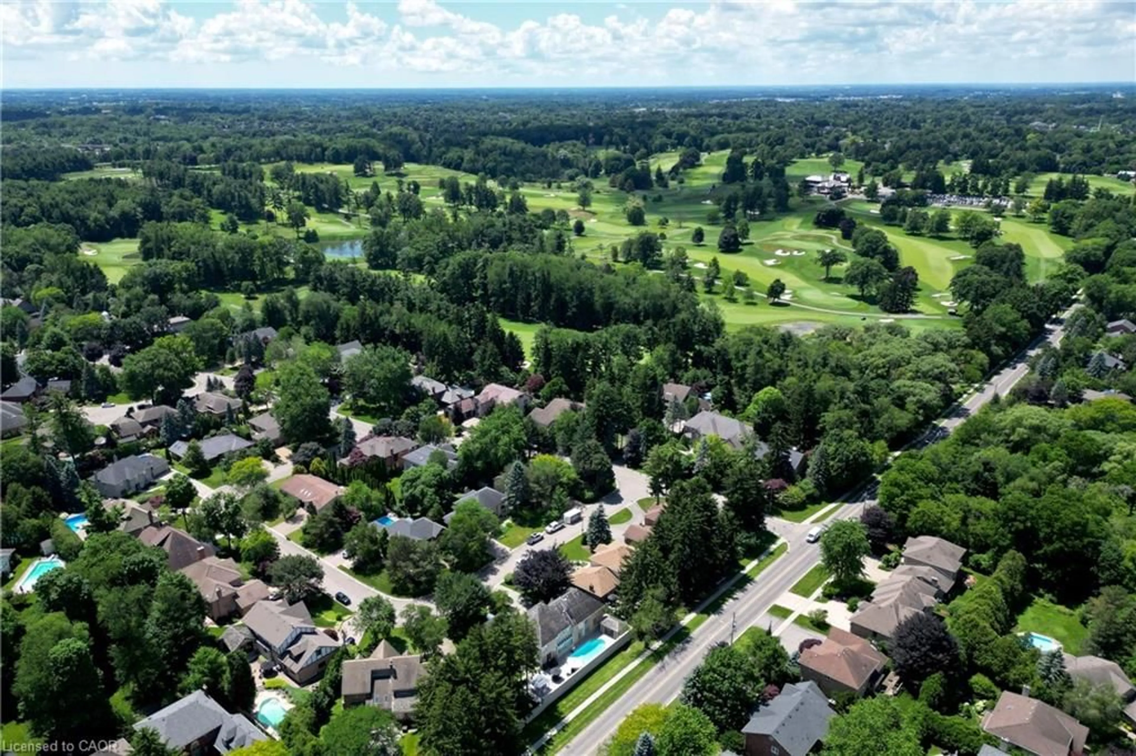 A pic from outside/outdoor area/front of a property/back of a property/a pic from drone, unknown for 15 Peppertree Cres, Ancaster Ontario L9G 4L8