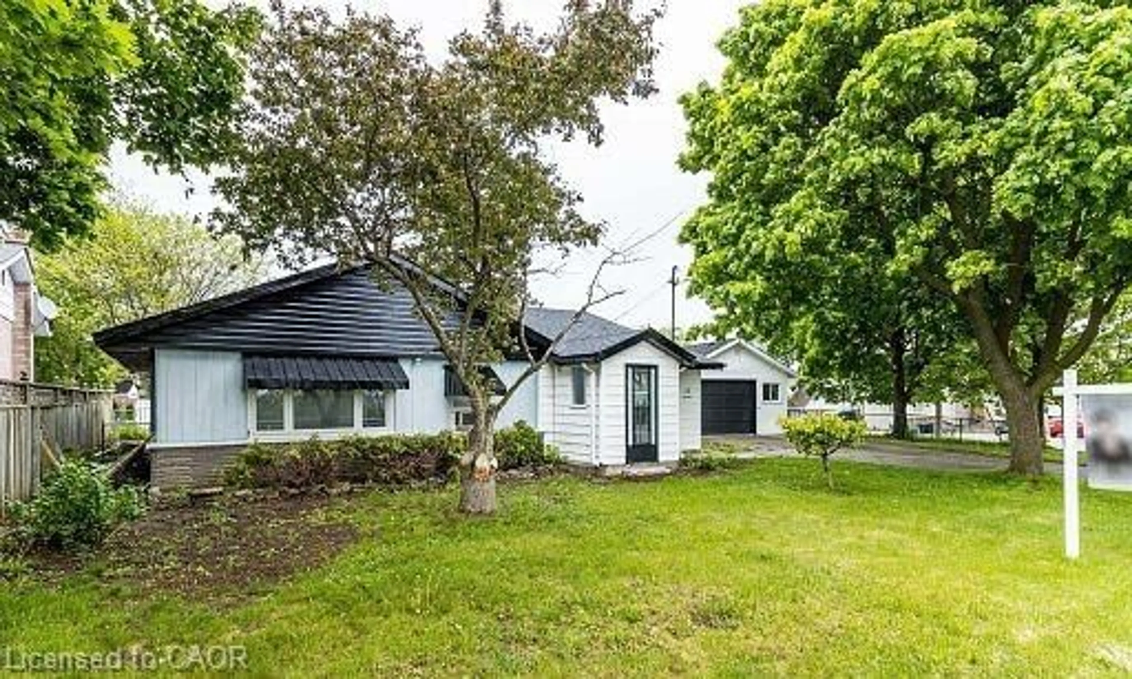 A pic from outside/outdoor area/front of a property/back of a property/a pic from drone, street for 15 Spiers Cres, Cambridge Ontario N1R 1B3