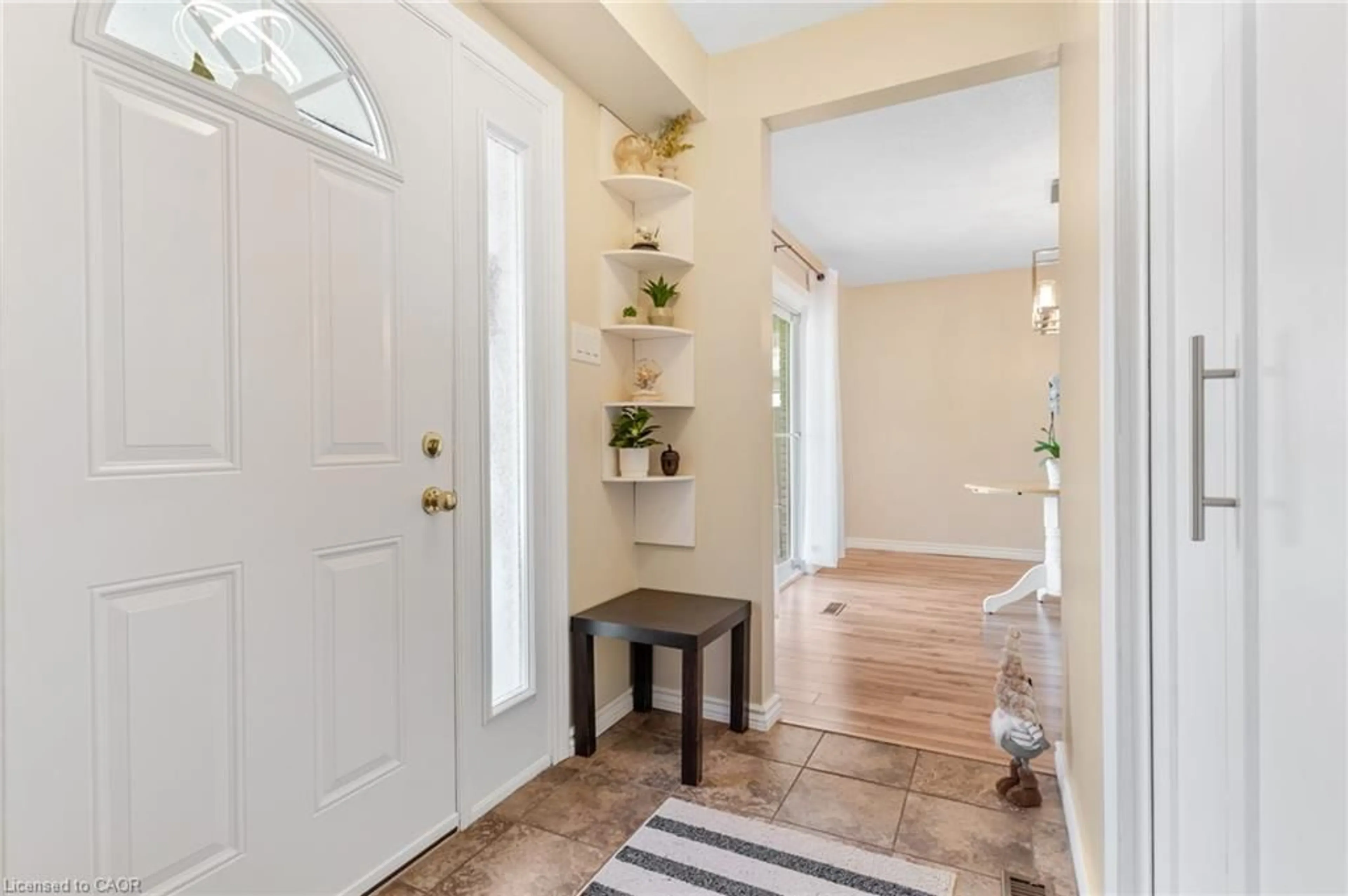 Indoor entryway for Rd, Kitchener Ontario N2E 1W1
