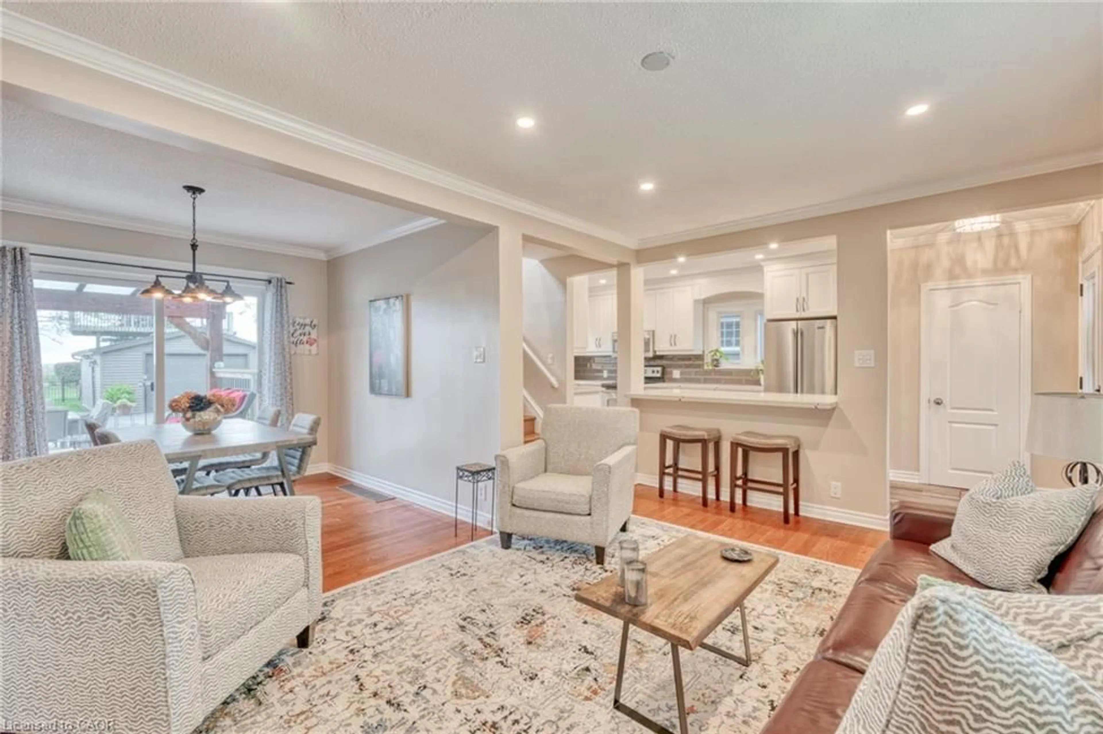 Living room with furniture, unknown for Blvd, Hamilton Ontario L8H 6Z5