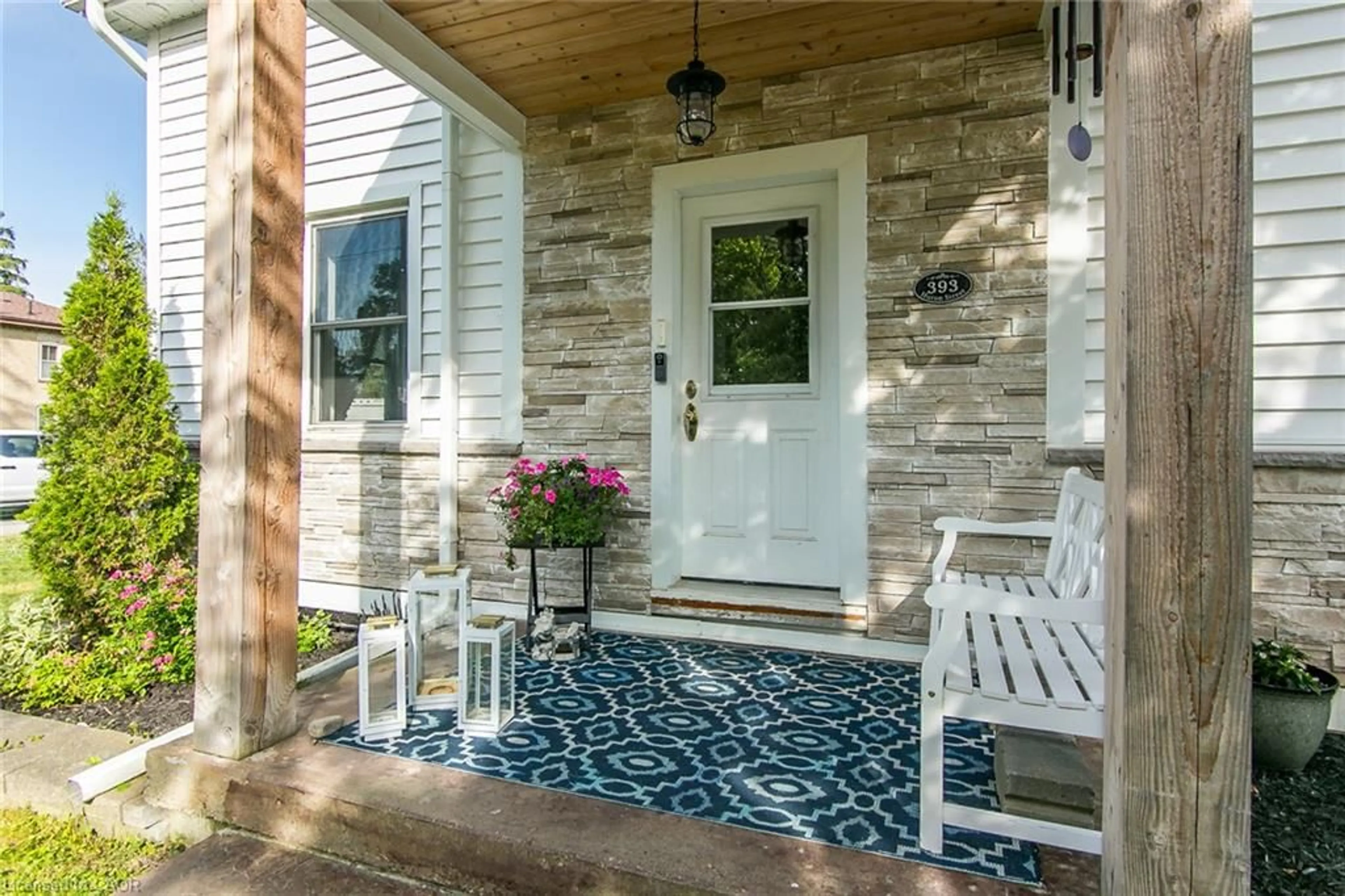 Indoor entryway for 393 Huron St, New Hamburg Ontario N3A 1K5
