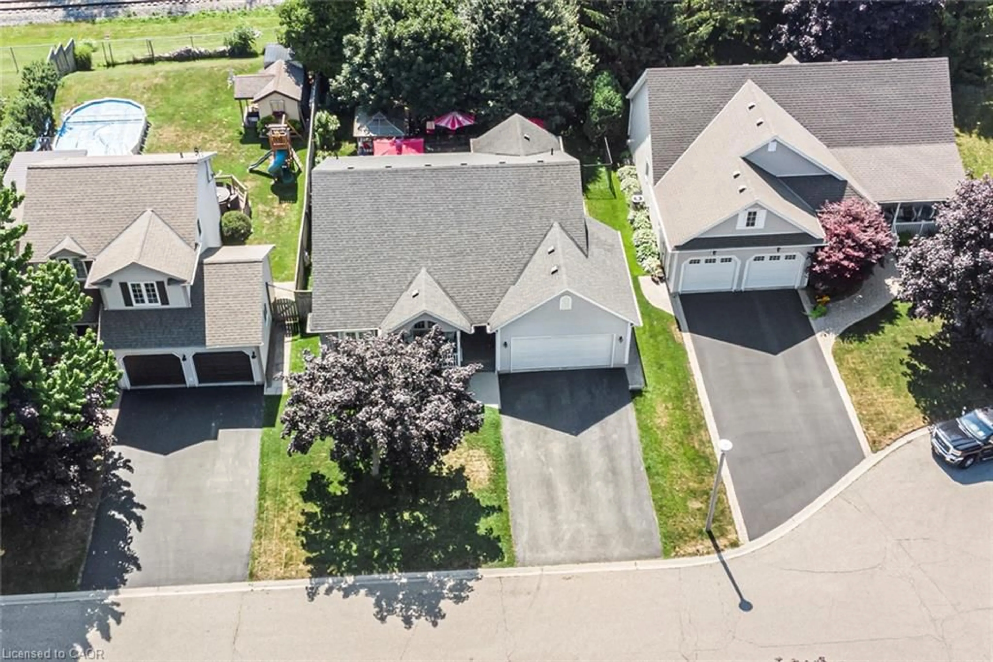 A pic from outside/outdoor area/front of a property/back of a property/a pic from drone, street for 26 Maplewood Crt, Dunnville Ontario N1A 3G8