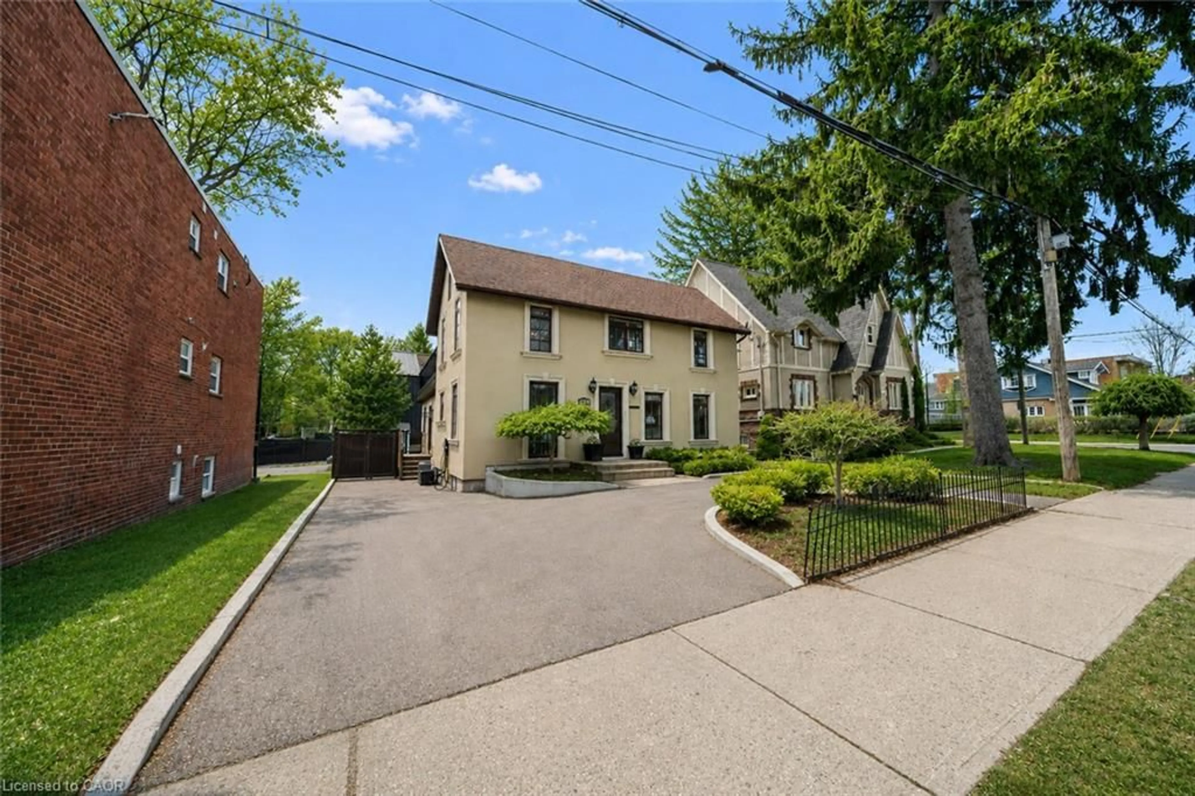 Patio, street for Rd, Mississauga Ontario L5H 2H6