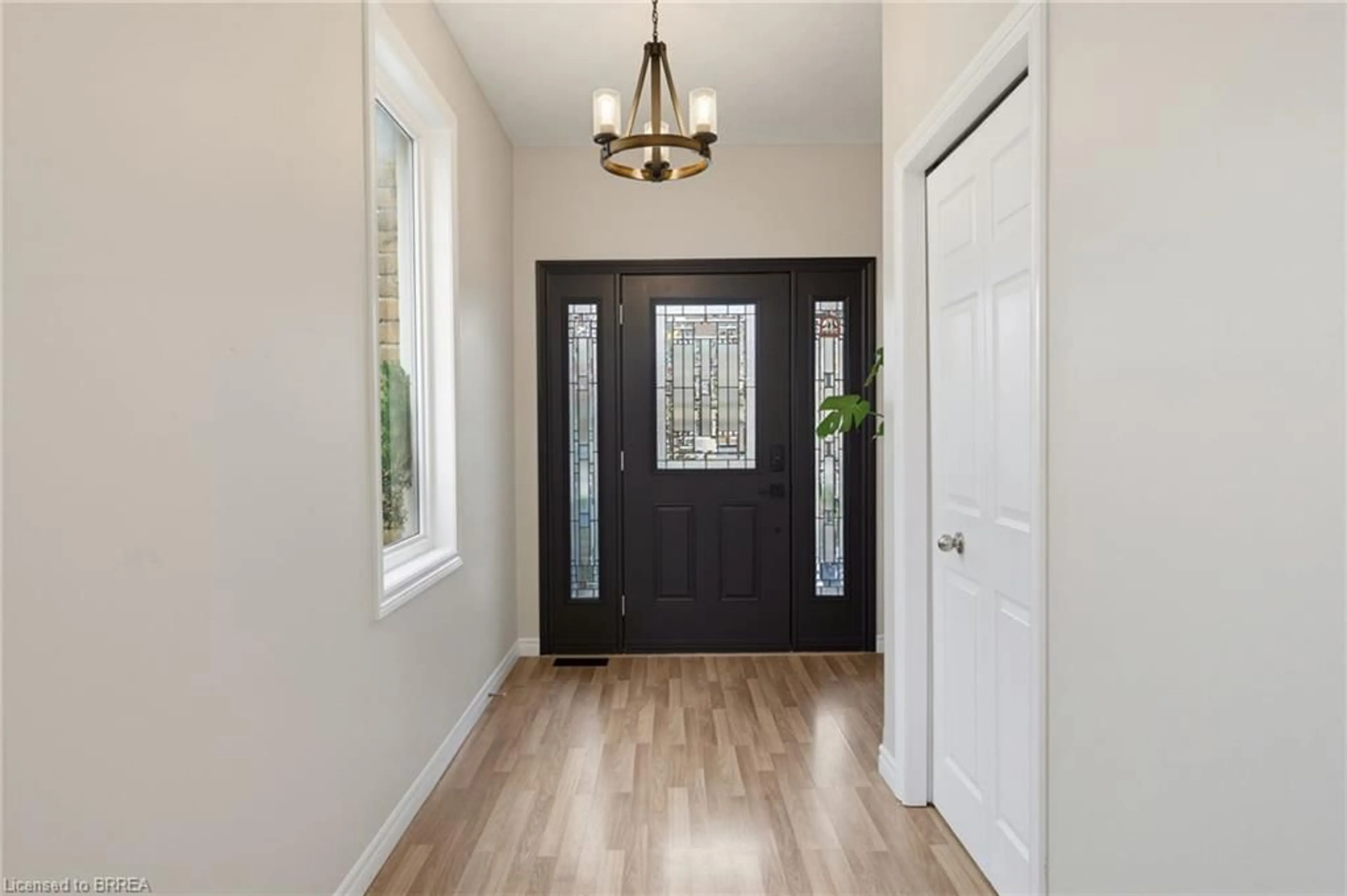 Indoor entryway for 196 Mcguiness Dr, Brantford Ontario N3T 0B5