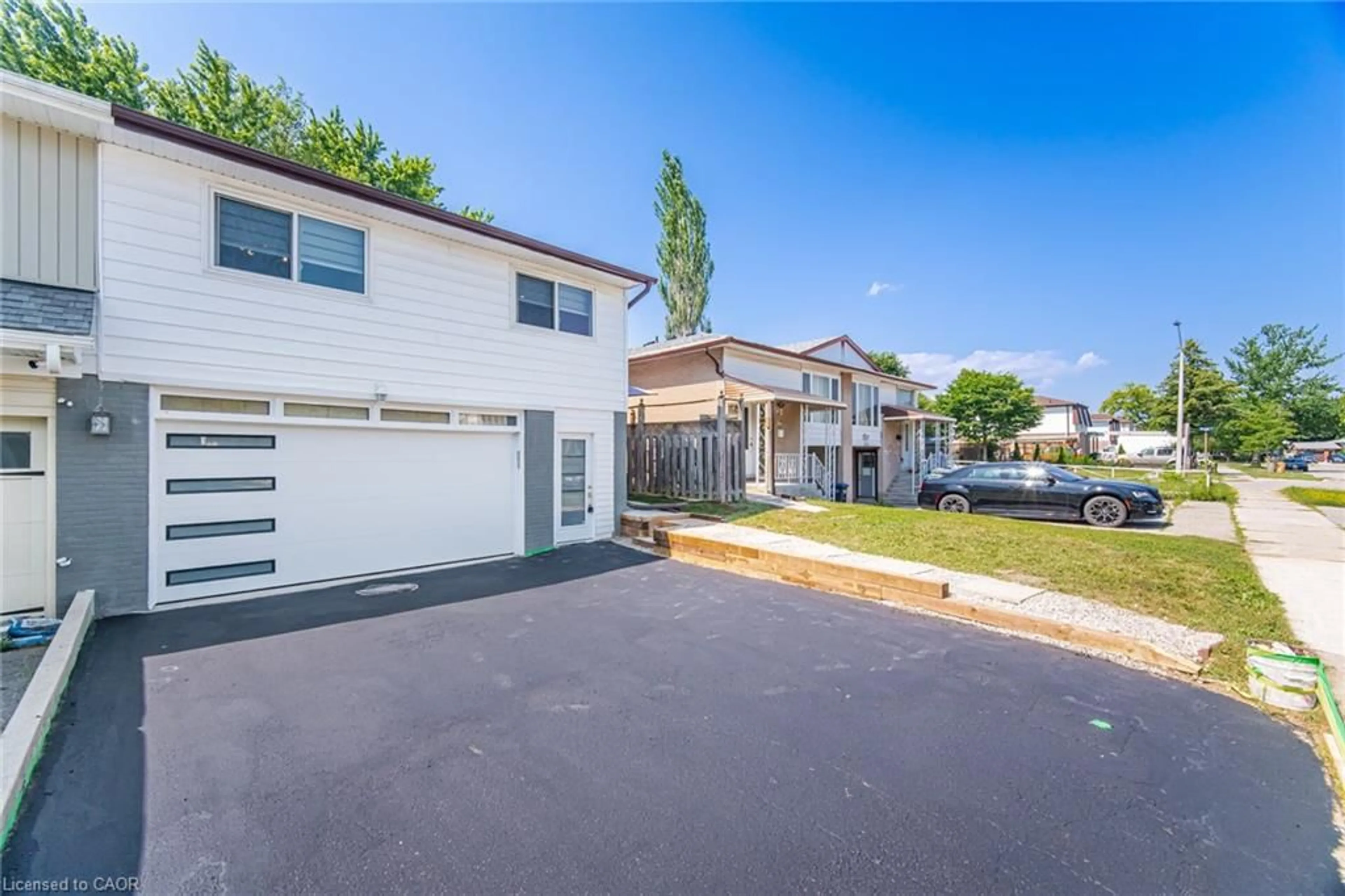 Home with vinyl exterior material, street for Rd, Mississauga Ontario L5J 3Y8
