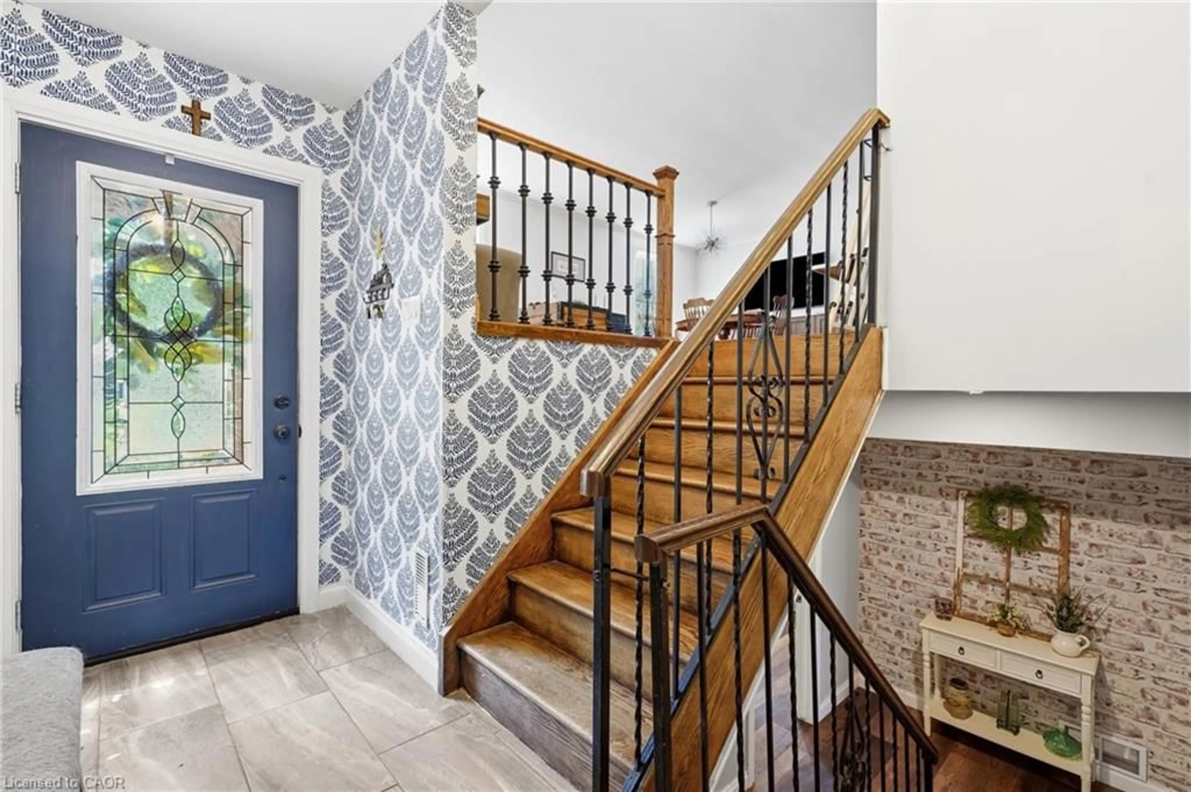 Indoor entryway for 72 Crestlynn Cres, Simcoe Ontario N3Y 4X3